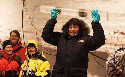 BUNDEN NÅET - Dorthe Dahl-Jensen fejrer, at NEEM-projektet har nået bunden af den grønlandske indlandsis i en dybde af 2537.36 meter.