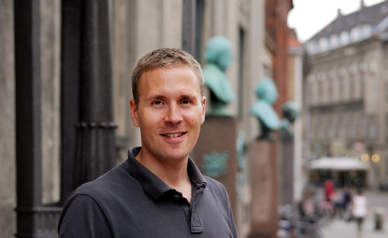 Klar til at komme ud i verden: Brian V. Broberg som stort set flyvefærdig forsker i dyreforsøg med samtlige kurser i dyreetik og dyrevelfærd bestået fra In Vivo Forskerskolen på Life, her stående foran KU´s hovedbygning på Frue Kirke Plads.