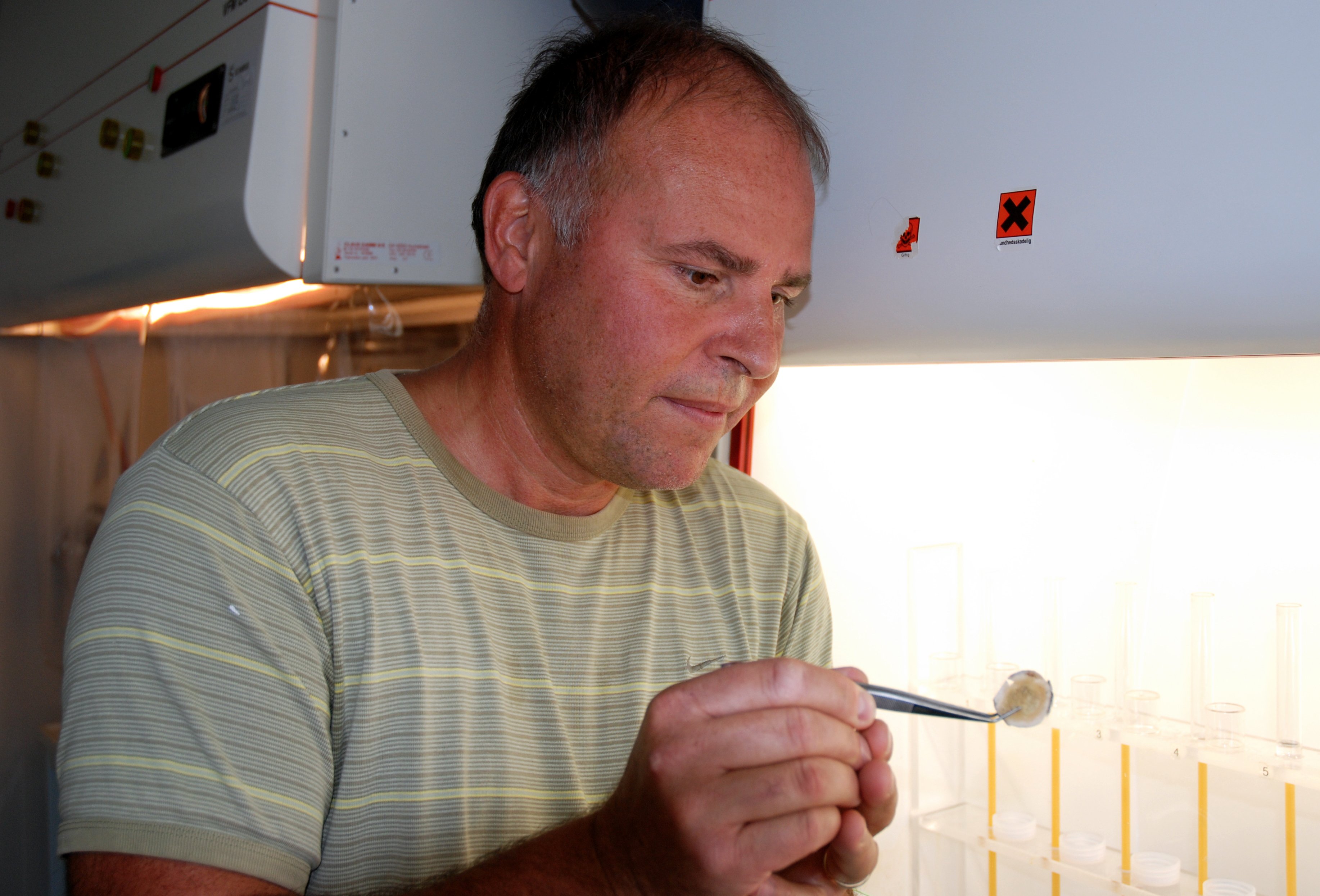  Robert Frei with the bone fragment he analysed for the Danish police