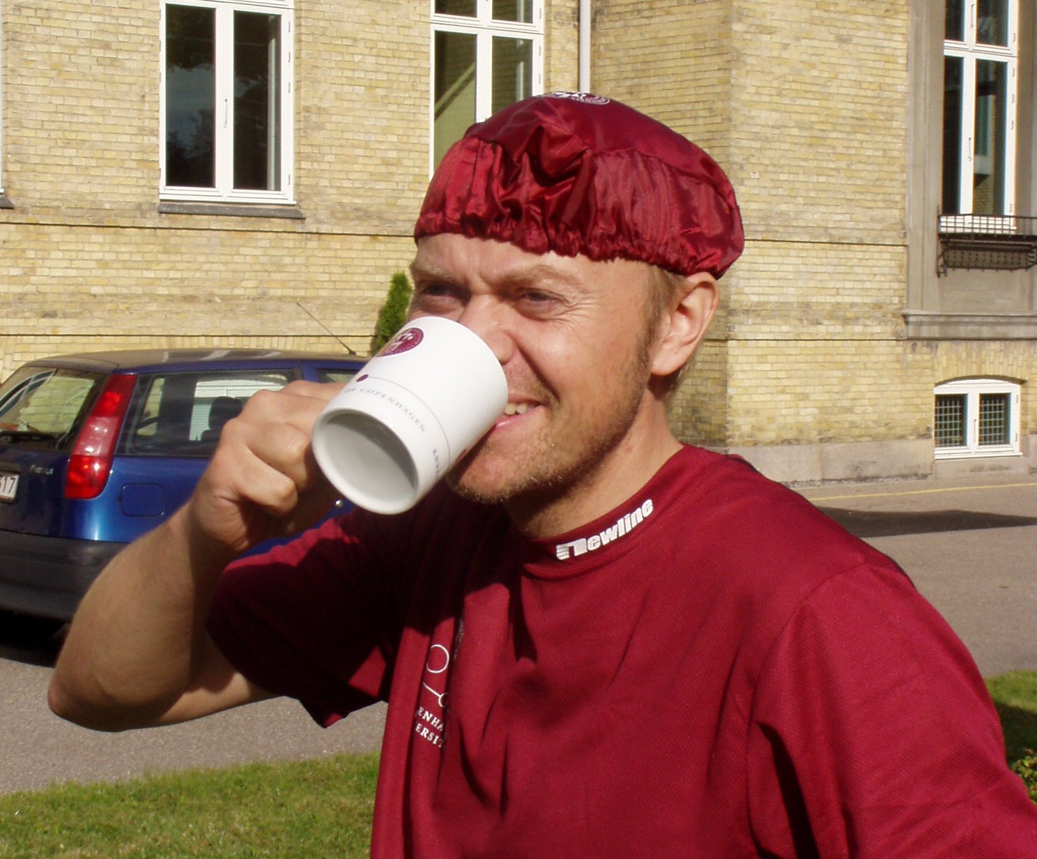 FOI 1 - Jesper Nielsen, medlem af fødevareøkonomholdet FOI 1 sidste år, drikker af sit sejrskrus med universitetslogo.