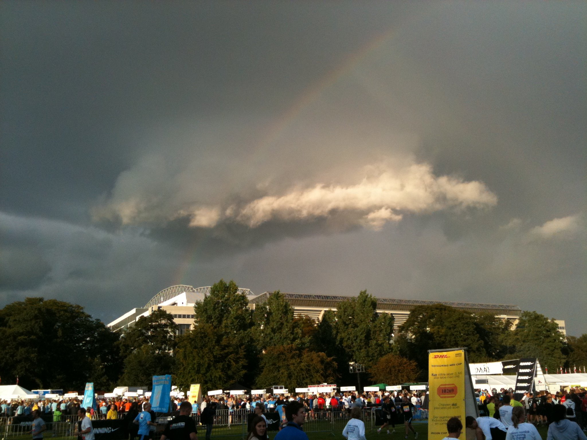 DHL - Hotdogkøen er for deprimerende som motiv. Vi tager et smukt billede af den regnbue over Parken, som løberne også fik.