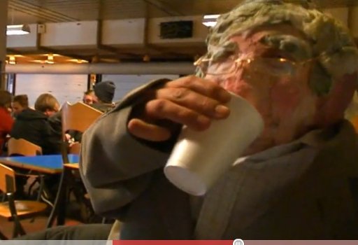 PAPREKTOR - Rektors avatar slubrer kaffe under en pause i jagten på det hemmelige intranet.