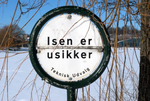 It says: Don't walk on the ice