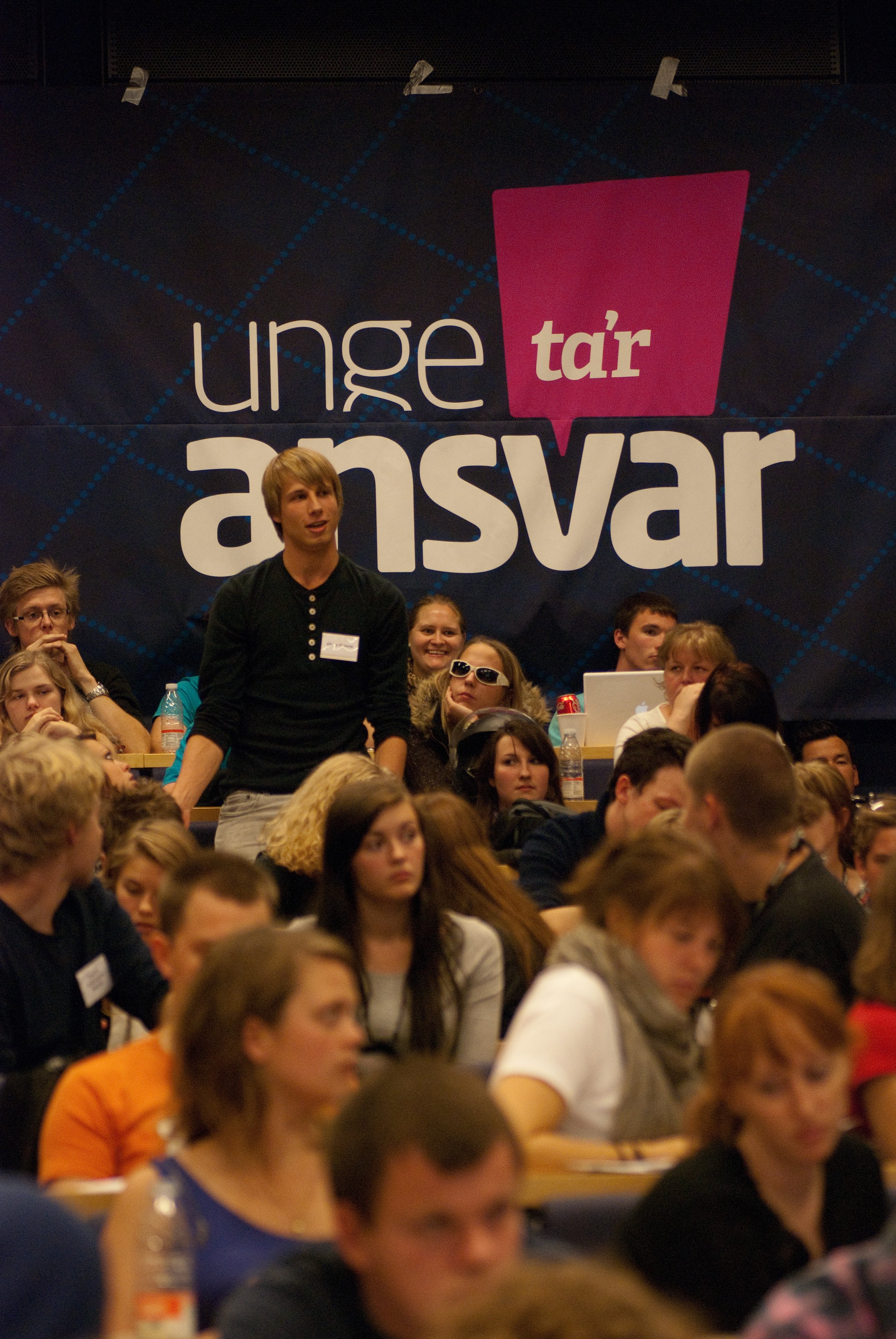 MANGFOLDIGHED - Til ungdomstopmødet deltog alt fra lærlinge til universitetsstuderende. De studerende og unge i arbejde går i fælles front mod besparelserne, så politikerne ikke bare tager fra en uddannelse for at give til en anden.