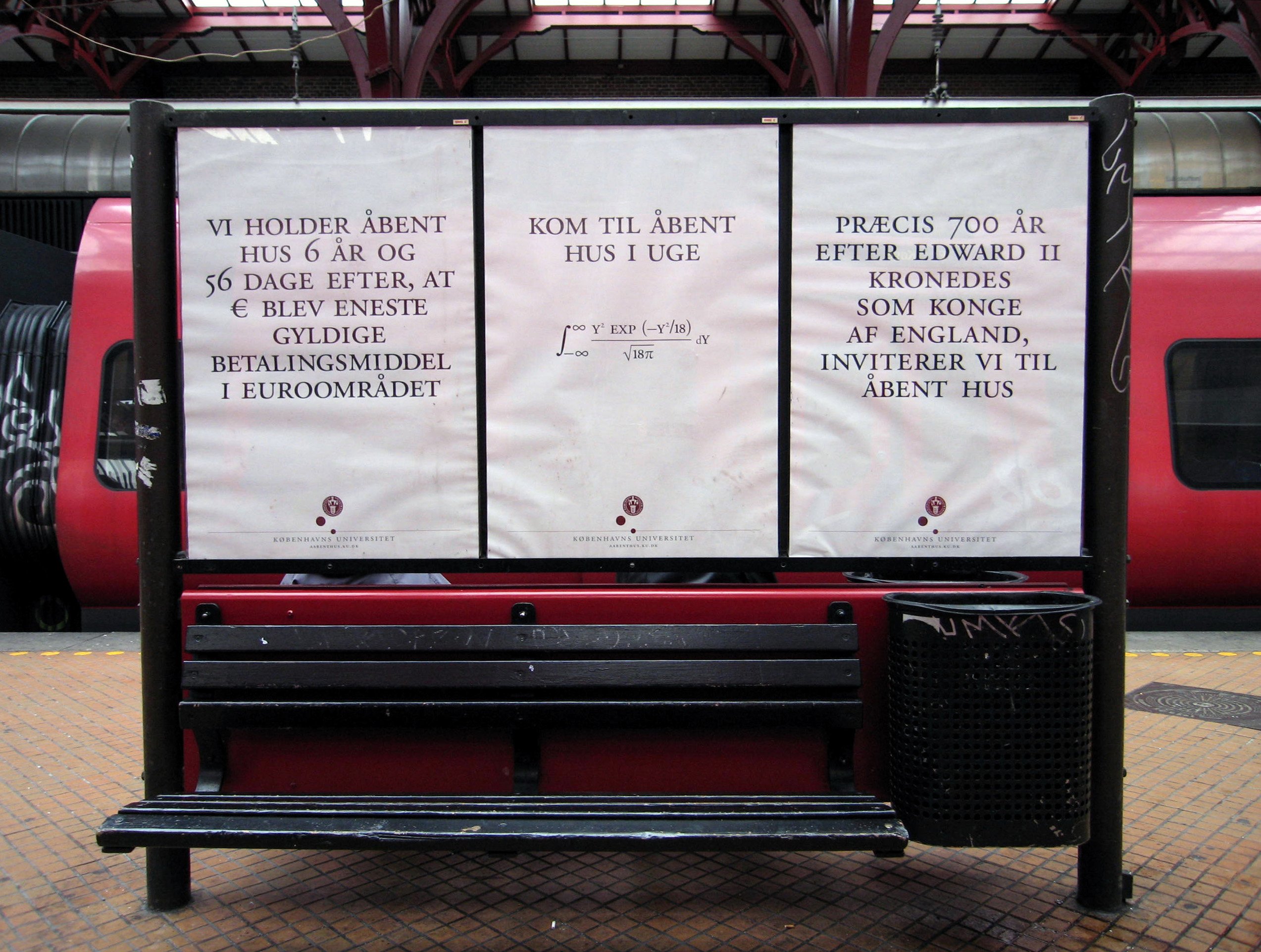 REKLAME - Københavns Universitet bruger størstedelen af sit budget til uddannelsesmarkedsføring til at reklamere for åbent hus arrangementet blandt andet på plakater på togstationer.