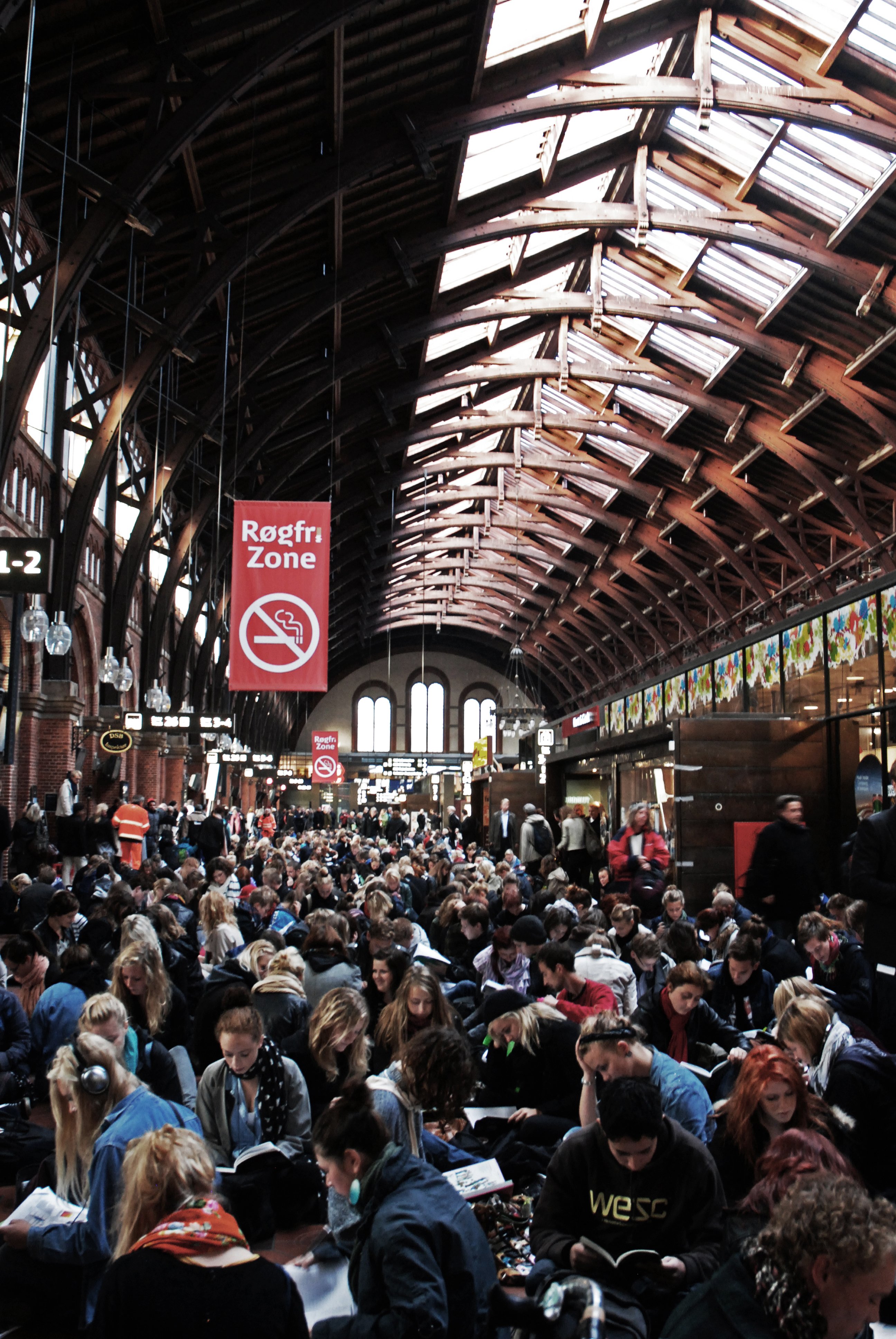 KOLLEKTIV FORDYBELSE - Scenariet på Hovedbanegården må være enhver undervisers drøm. De over tusind studerende sad stille og fordybede sig i deres medbragte studiebøger.