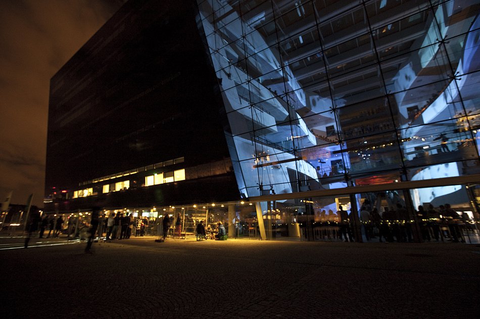 Thousands of party-goers and just one doorman meant a bottle-neck and a crowd of disappointed students at the Students Only part last Friday