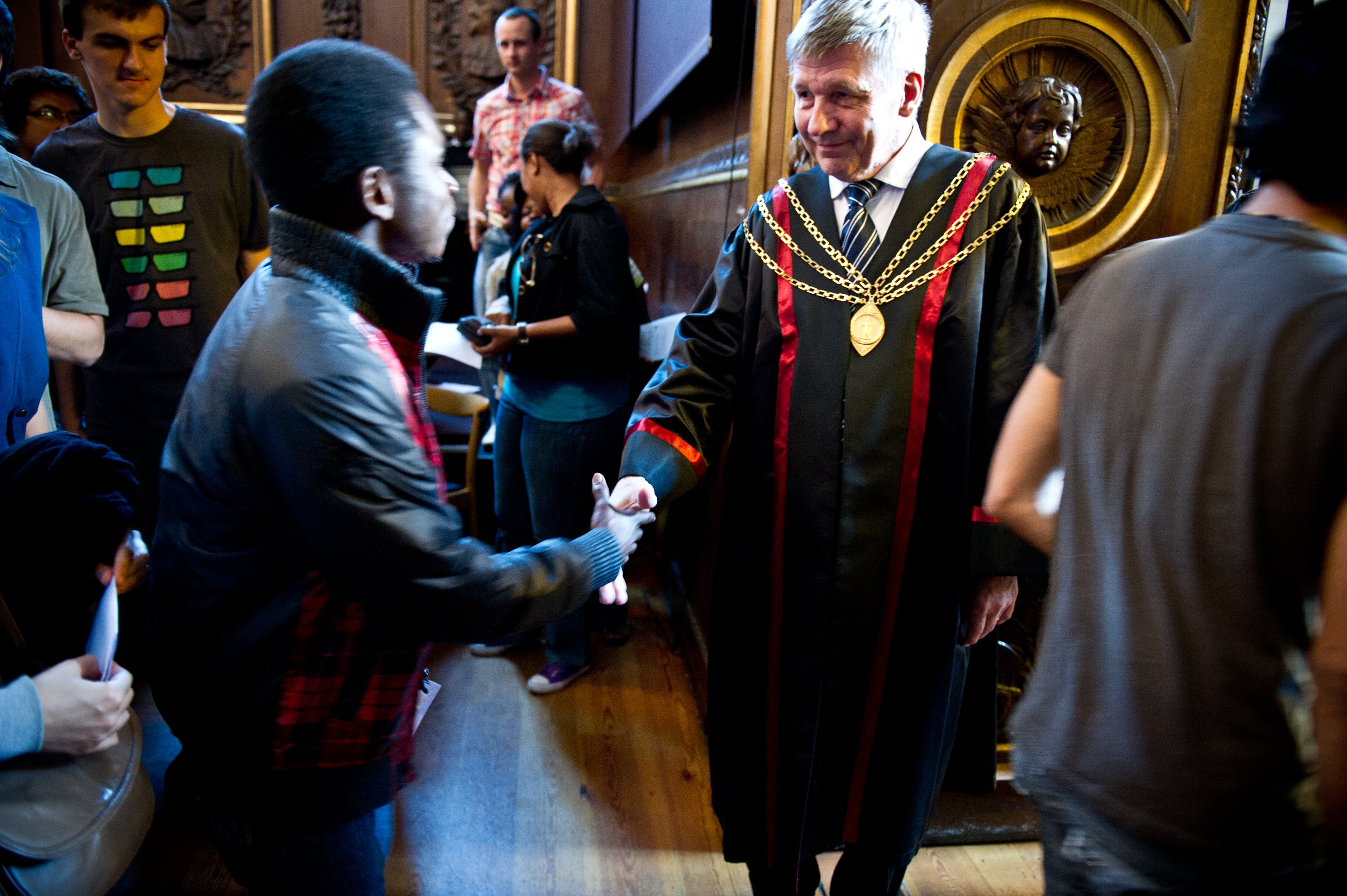 Rector Ralf Hemmingsen welcomes new international students with a handshake
