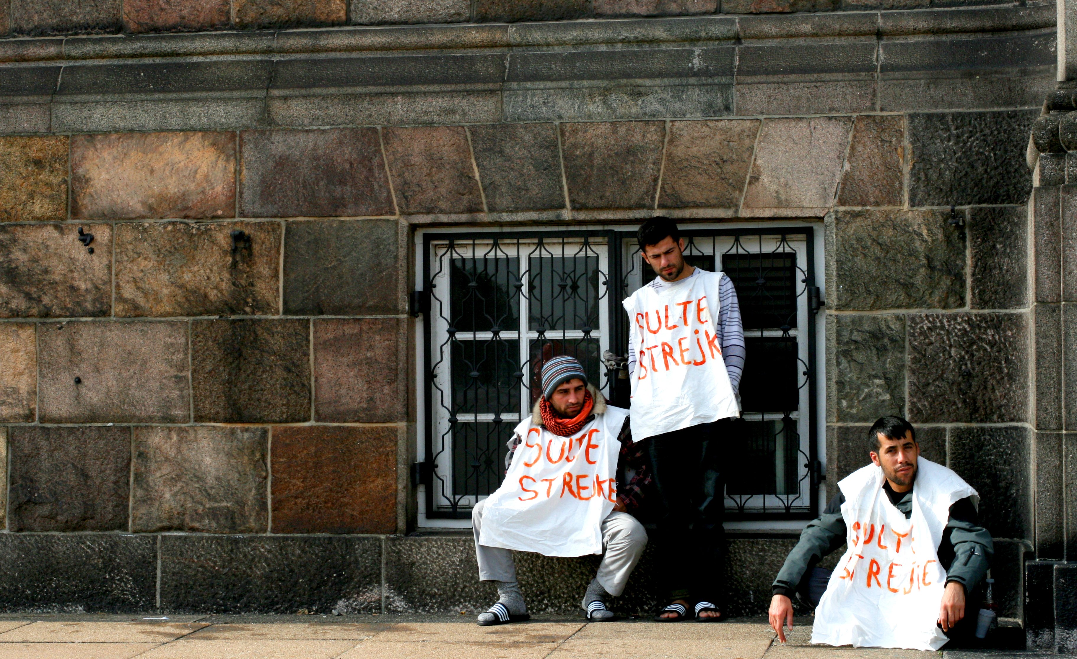 AFVIST - Ifølge de sultestrejkende kurdere står mange af dem til fængsling i Syrien, hvis de bliver sendt hjem. »Og i fængslerne forsvinder man,« siger 26-årige Rudi. »Syrien er en diktaturstat på linje med Saddams Irak.«  
