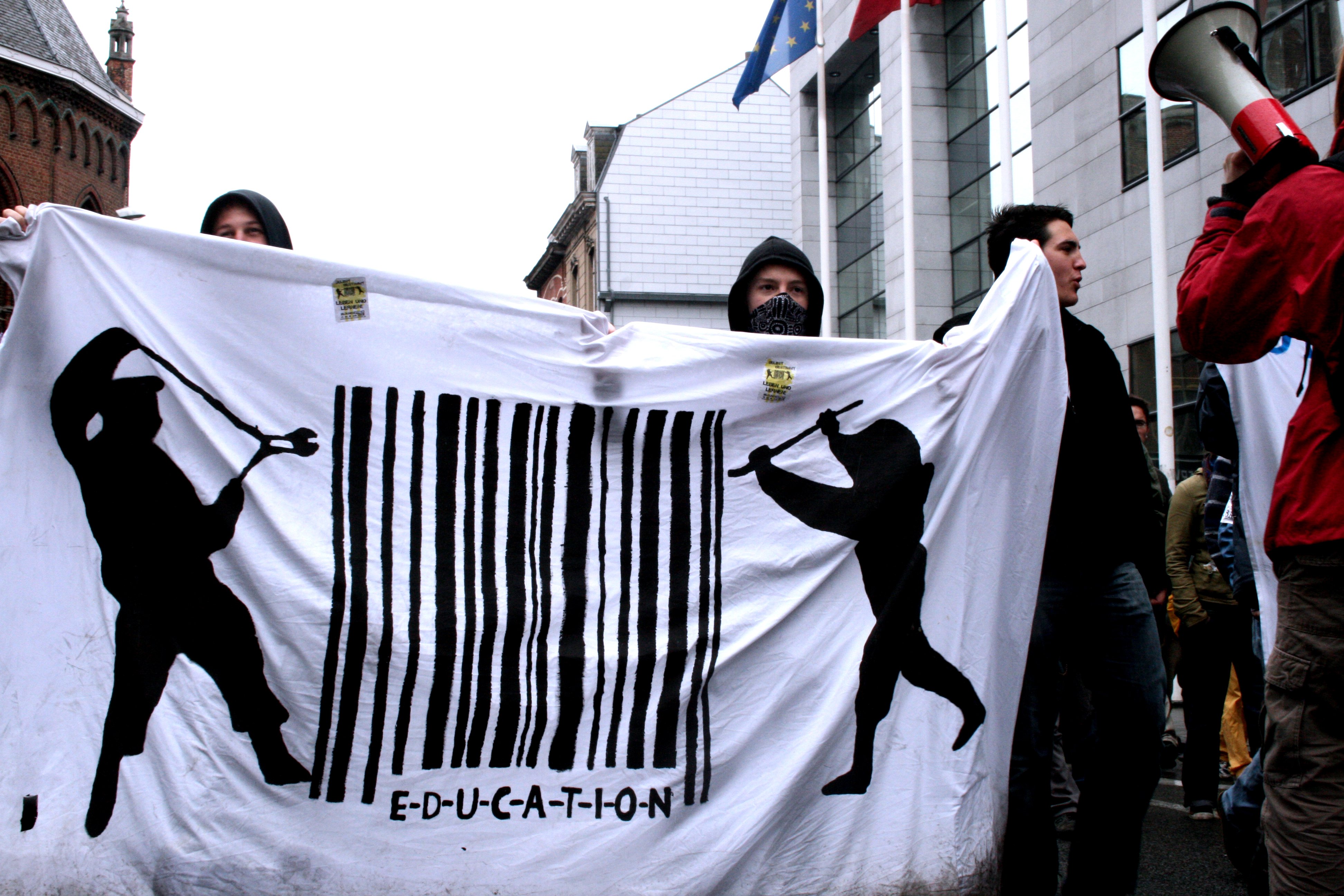 DEMO - Sidste år var danske studerende med, da den internationale studenterbevægelse under parolen 'Reclaim Your Education' forsøgte at gøre netop det. Den nye bølge af internationale protester er nu ved at få tag i europæiske studerende.