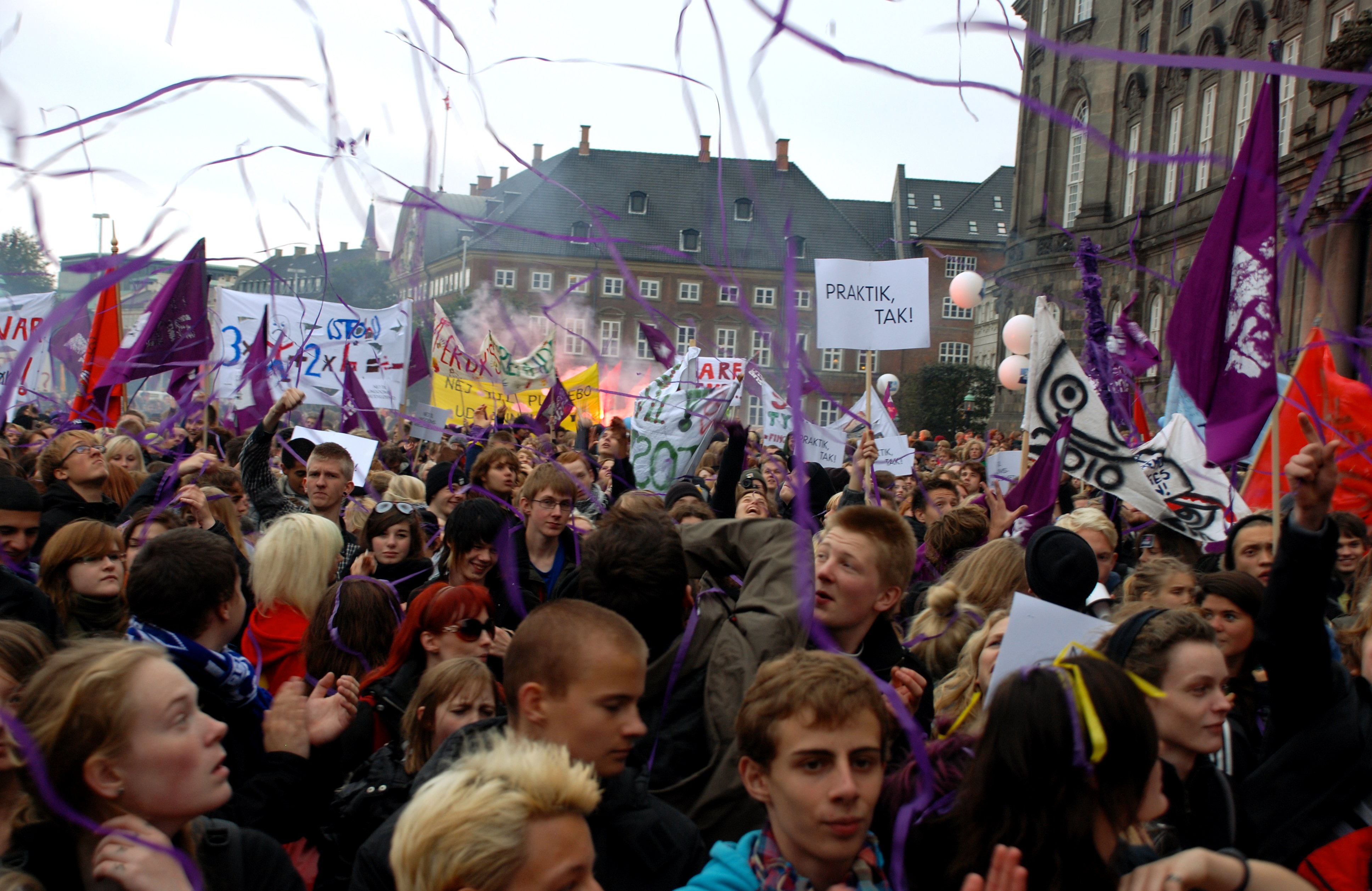 PROTESTFEST - Selvom demonstranterne var frustrerede over nedskæringerne på uddannelse kogt op med de nyeste meldinger om SU'en, var de også feststemte og gav den op for Pede B, mens romerlys sendte røg udover pladsen og vinden hvirvlede konfetti rundt i luften.