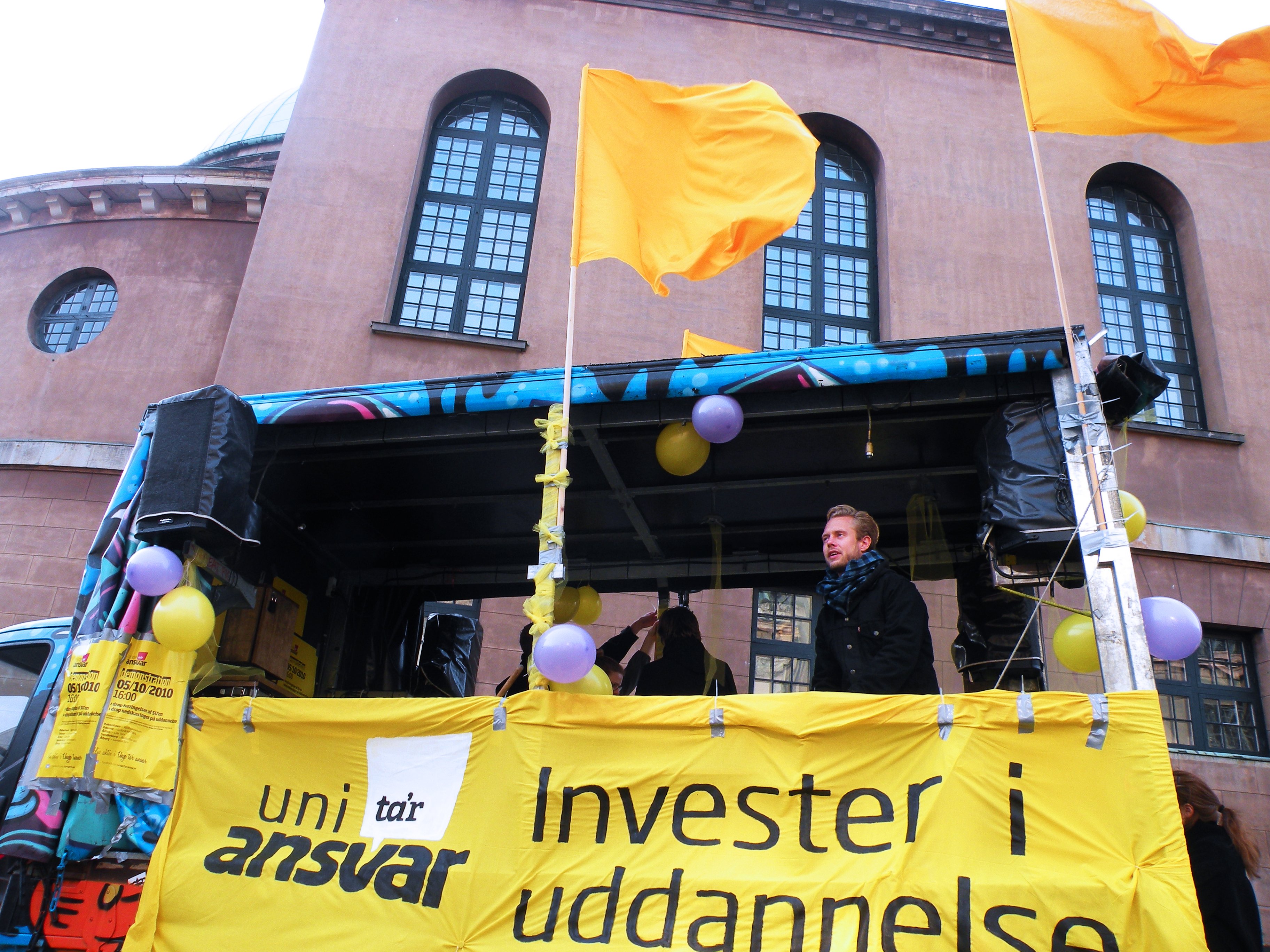 FRA GRØN TIL GUL - Sidst de studerende demonstrerede var i sommers mod regeringens genopretningspakke. Dengang var universitetsblokken grøn, i dag er temaet gul og på universitetsblokkens facebookside opfordres alle til at være lidt gule i dagens anledning.