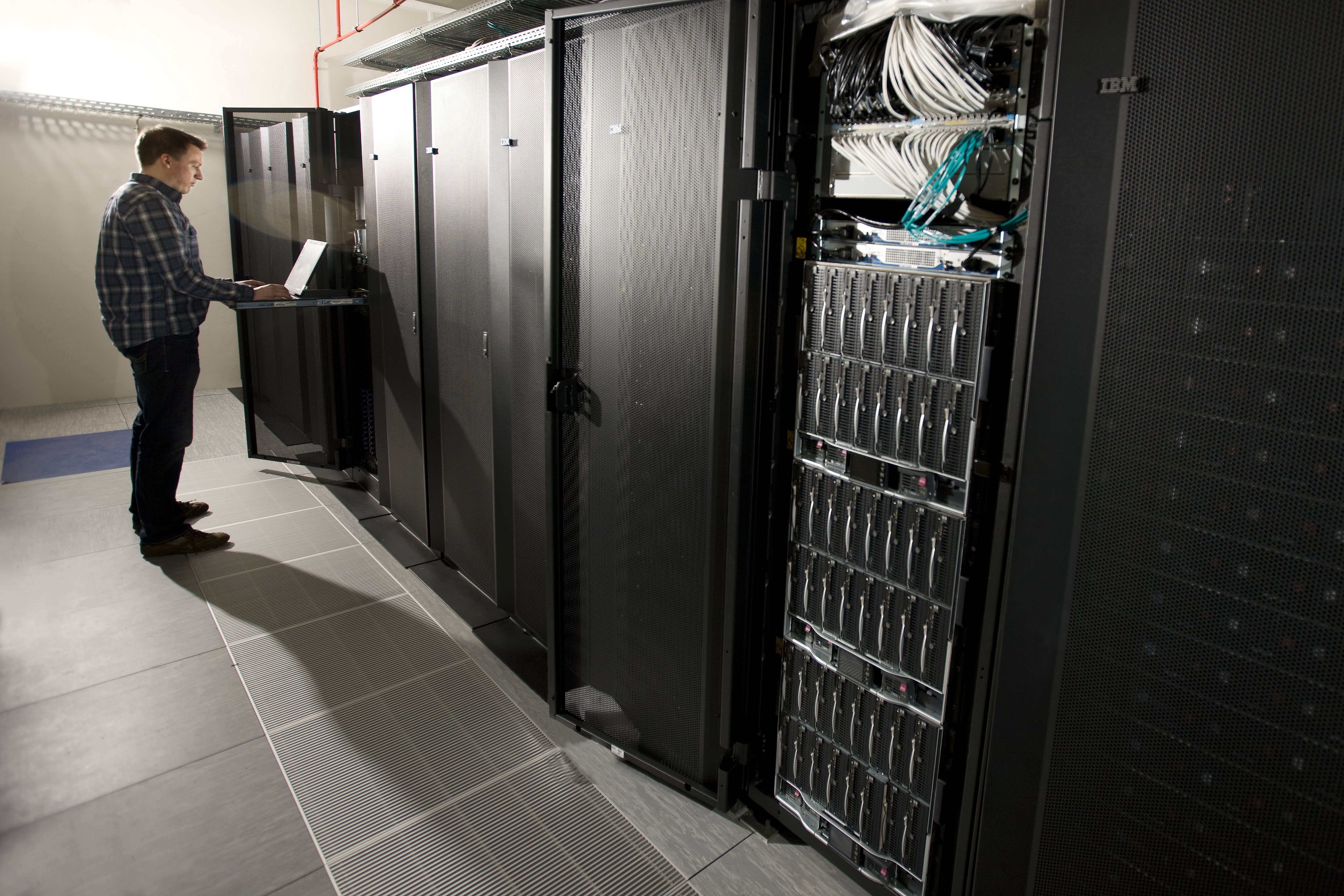 Supercompuren – Vidunderet kan udføre op til 45 billioner beregninger i sekundet. Den bruges i forskningprojekter hvor almindelige pc’er og de menneskelige sanser kommer til kort. 