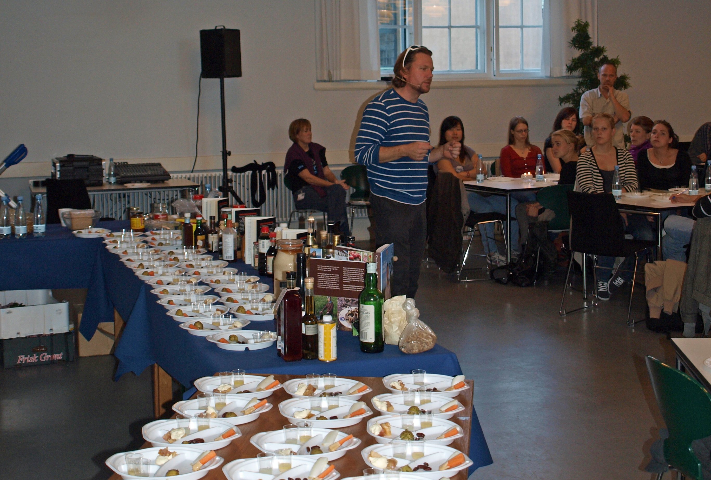 SMAGSDOMMER - Claus Angelo Brandt guidede de studerende igennem det femtakkede smagskompas, så de lærte hvordan selv en billig SU-mad kan blive en stor oplevelse.