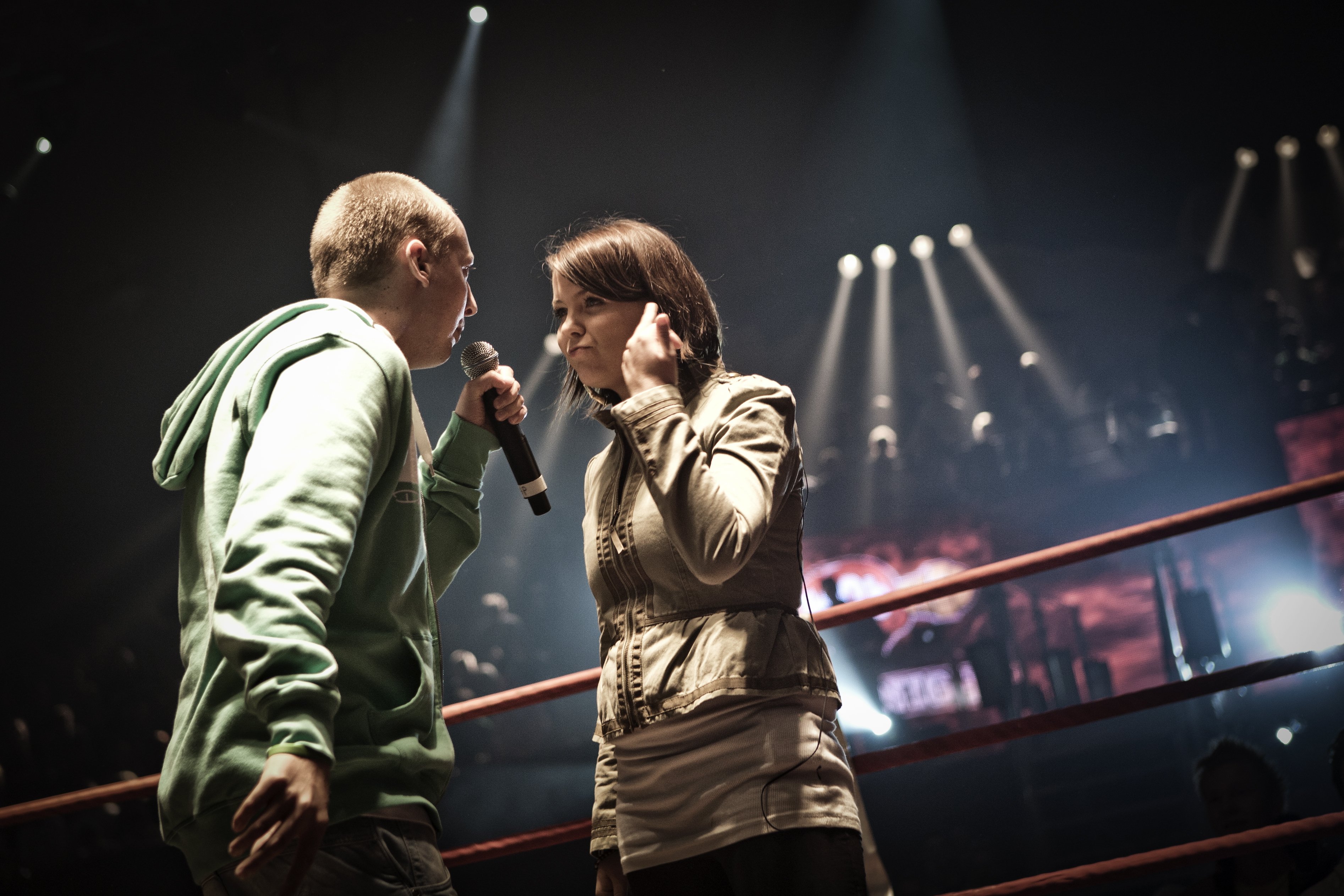 VERBAL KNOCKOUT - Fysisk kontakt er strengt forbudt til MC's Fight Night, til gengæld er der ingen grænser for, hvor meget deltagerne må svine hinanden til verbalt. Her sender Johnni G aftenens eneste kvindelige deltager Vigsø hjem. 'Du sagde tak for kaffe (til min far), jeg sku' hilse og sige tak for klamydia.'