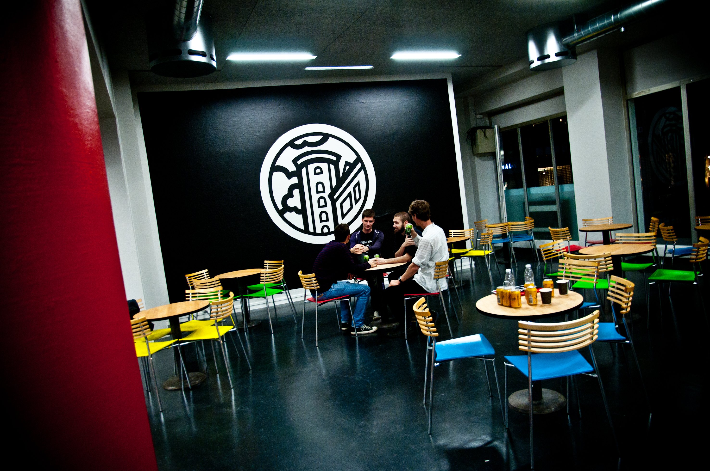 GENOPLIVET - De studerende skal vide, at Studenterhuset er deres hus. Derfor har huset fået en overhaling til i alt 3,7 millioner kroner. Her har nogle af folkene bag arbejdet taget plads til ære for fotografen i de nyinstallerede møbler.