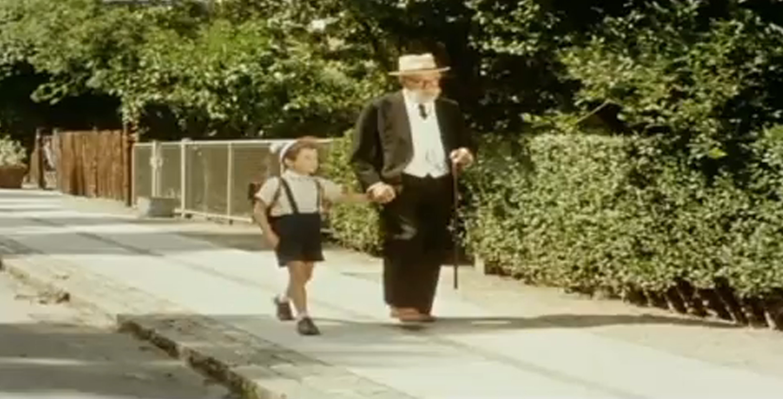 ASEKSUEL - Selvom faren i Far til fire-filmene, er far til fire, så er det ifølge filmforskeren Niels Henrik Hartvigson svært at forestille sig ham have sex. Han er aseksuel ligesom onkel Anders, der heller ikke kan finde ud af det med damerne. 