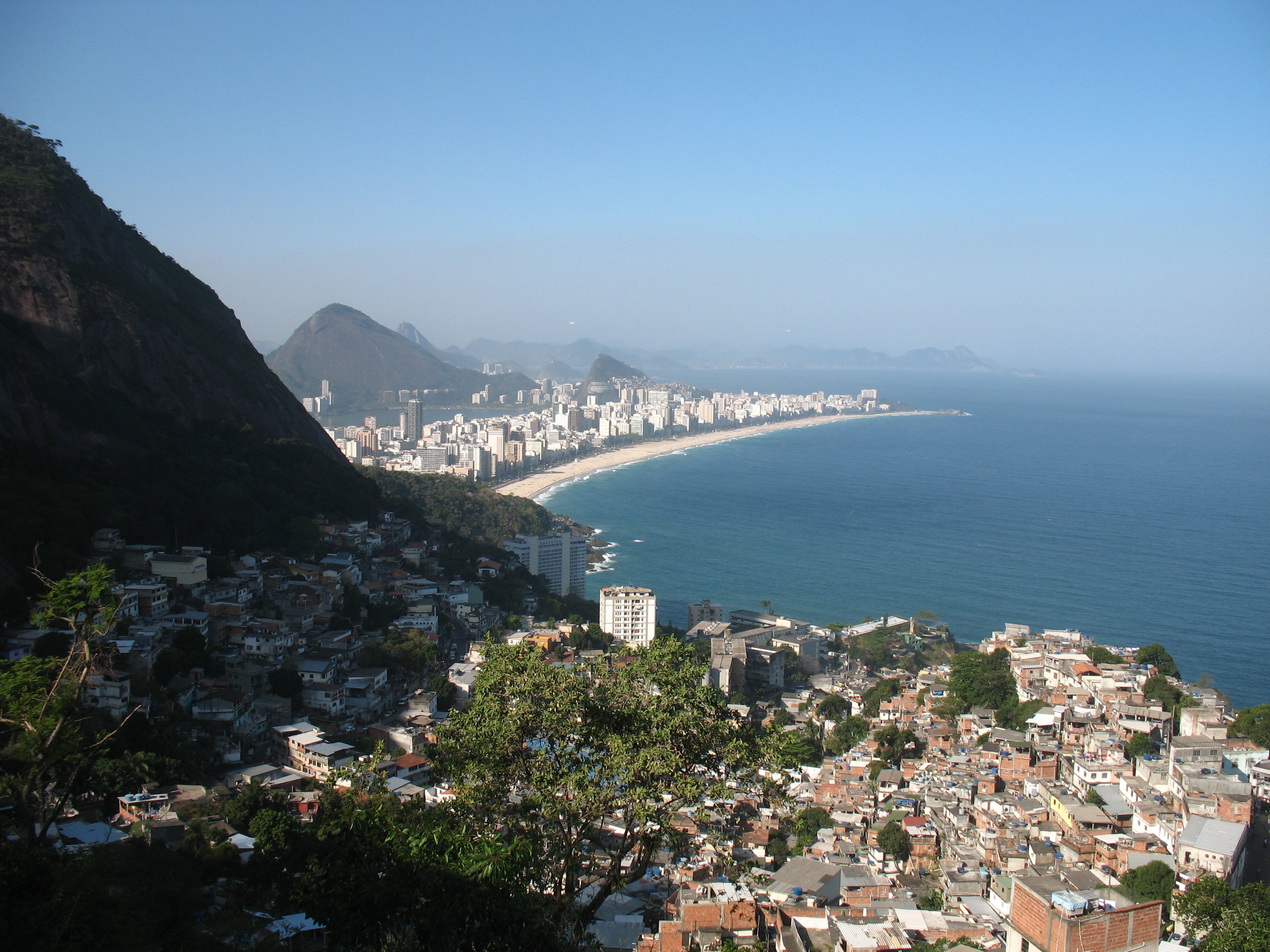 RIO - Udsigt fra favelaen Vidigal, hvor kun få brasilianere med en mørkere kulør end bronze, tør bevæge sig op.