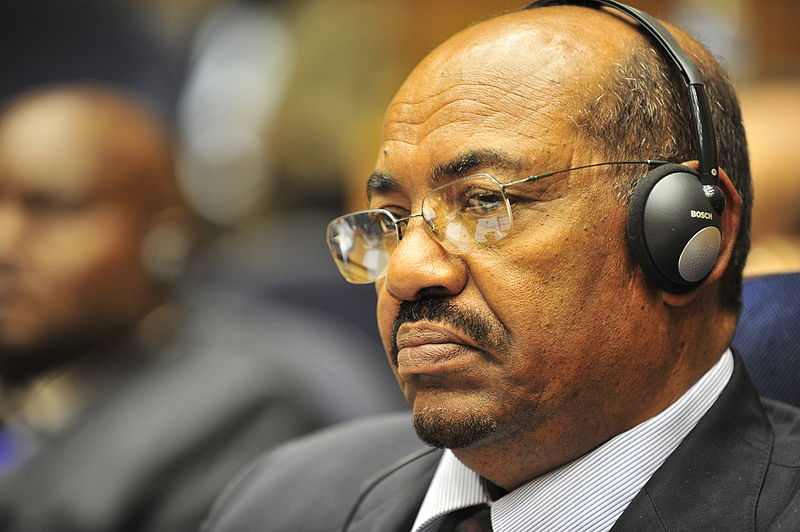 EFTERSØGT - Freden i Darfur skubbes ikke længere væk, fordi den sudanesiske præsident Omar al-Bashir (bill.) er eftersøgt af Den Internationale Straffedomstol, mener chefanklager Luis Moreno-Ocampo. Vi skal efterforske og tale om volden, før den forsvinder.