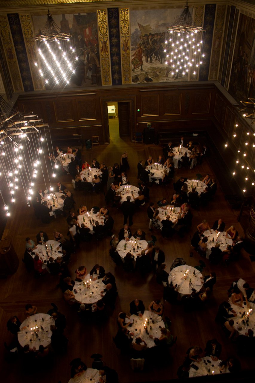 TRADITIONSBUNDEN - Studenterforeningen holdt gallafest med sang, vin og glaserede svinekæber. Men hvem er disse mennesker, der skråler og skåler og gemmer sig under lysekronerne. Bag snoede overskæg og bløde pelse. Under høje hatte og havfruekjoler?