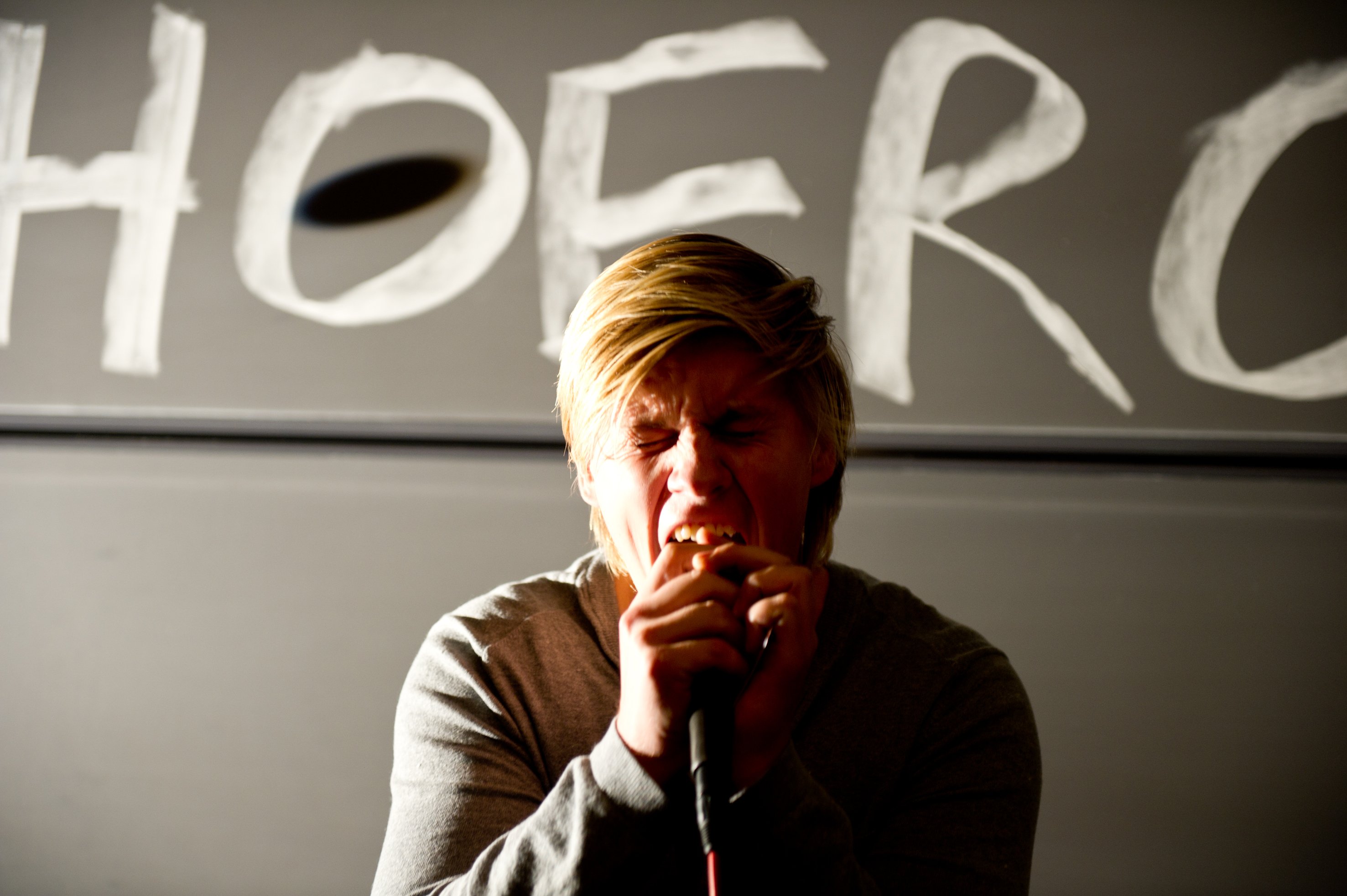 BRØL - Forskellen på et brøl og et skrig er, at brølet kommer fra det engelske raw, som betegner et livsbrøl, mens skriget ofte er relateret til døden som i et angstskrig. KUA afholdt også Kulturnat.