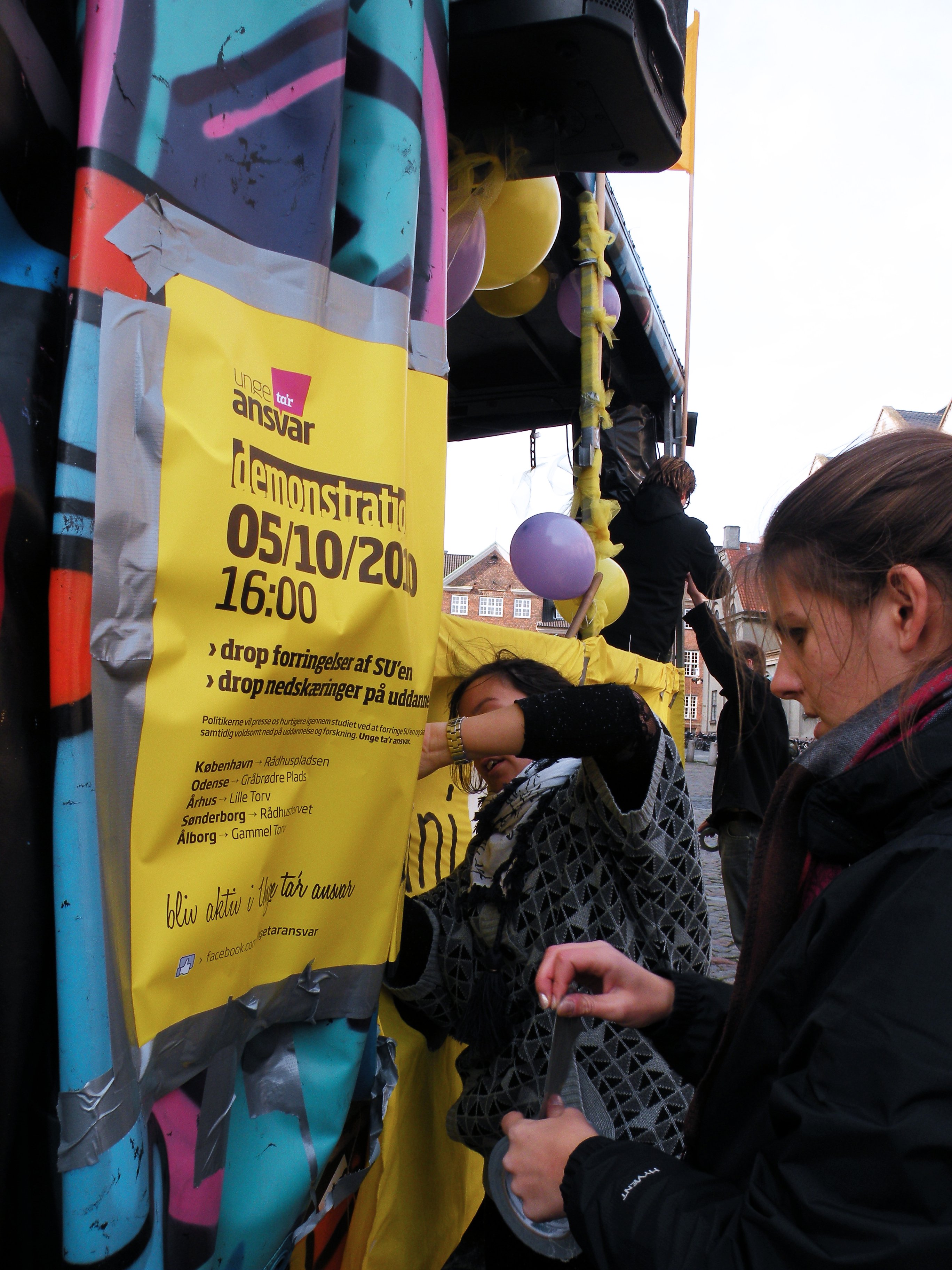 FRA GRØN TIL GUL - Sidst de studerende demonstrerede var i sommers mod regeringens genopretningspakke. Dengang var universitetsblokken grøn, i dag er temaet gul og på universitetsblokkens facebookside opfordres alle til at være lidt gule i dagens anledning.