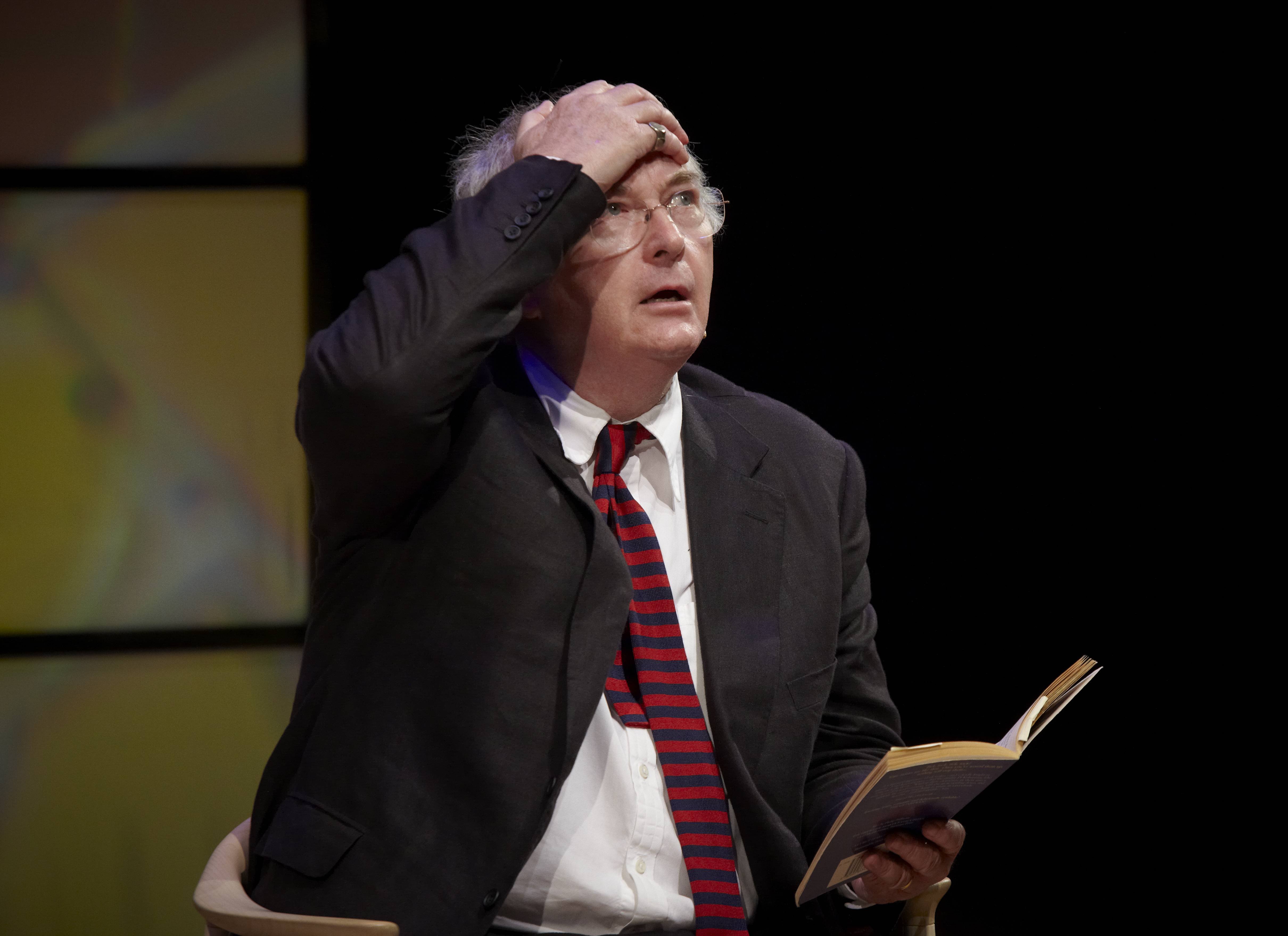 HISTORIEFORTÆLLING - »Hvor Biblen er den største historie, der nogensinde er blevet fortalt, er mit forfatterskab snarere præget af de største historier, der aldrig blev fortalt,« sagde forfatter Philip Pullman, da han d. 12. oktober besøgte Den Sorte Diamant.