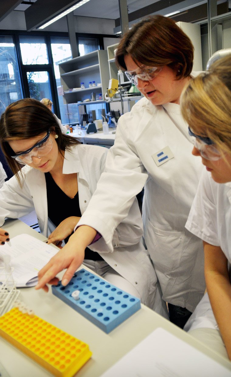 INSTRUKTION – Rebecca Svanberg, til venstre, og Erika Nodin, til højre, er glade for øvelseslaboranterne, og de varme følelser er ofte gengældt. Helle Dyhrfjeld Jensen (i midten) oplever dog, at flere studerende er vanskelige at samarbejde med.