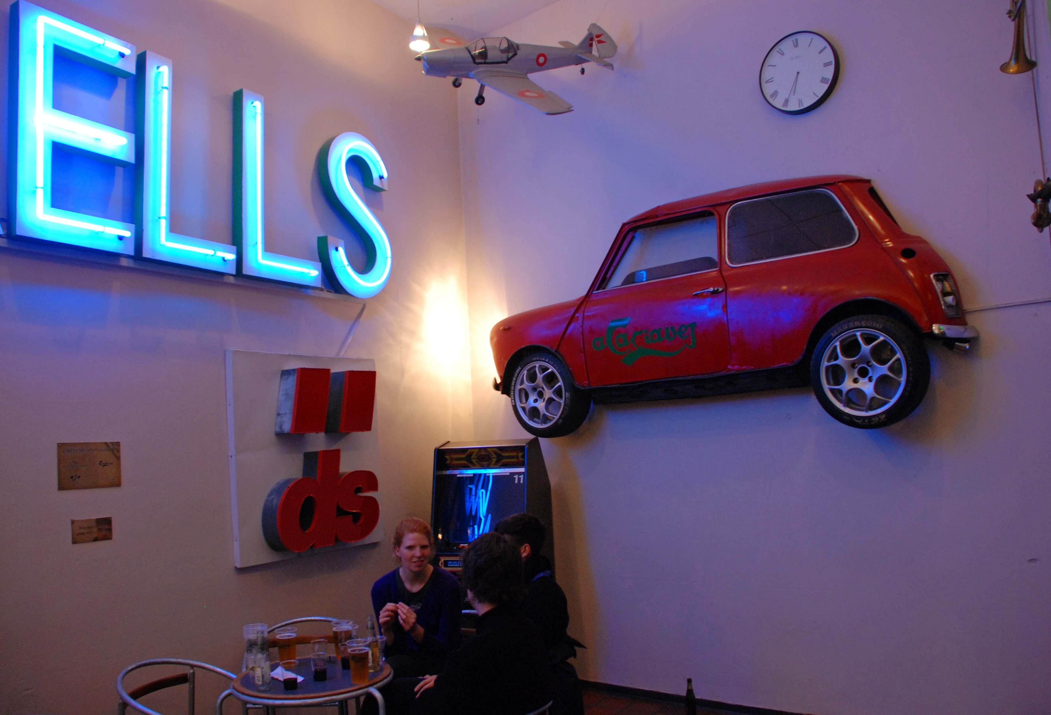 A-VEJ - Det er tydeligt, at Life er et sted med traditioner. Og de forvalter dem godt, folkene bar fredagsbaren, som har fået vores anmelder helt op i det himmelblå felt.