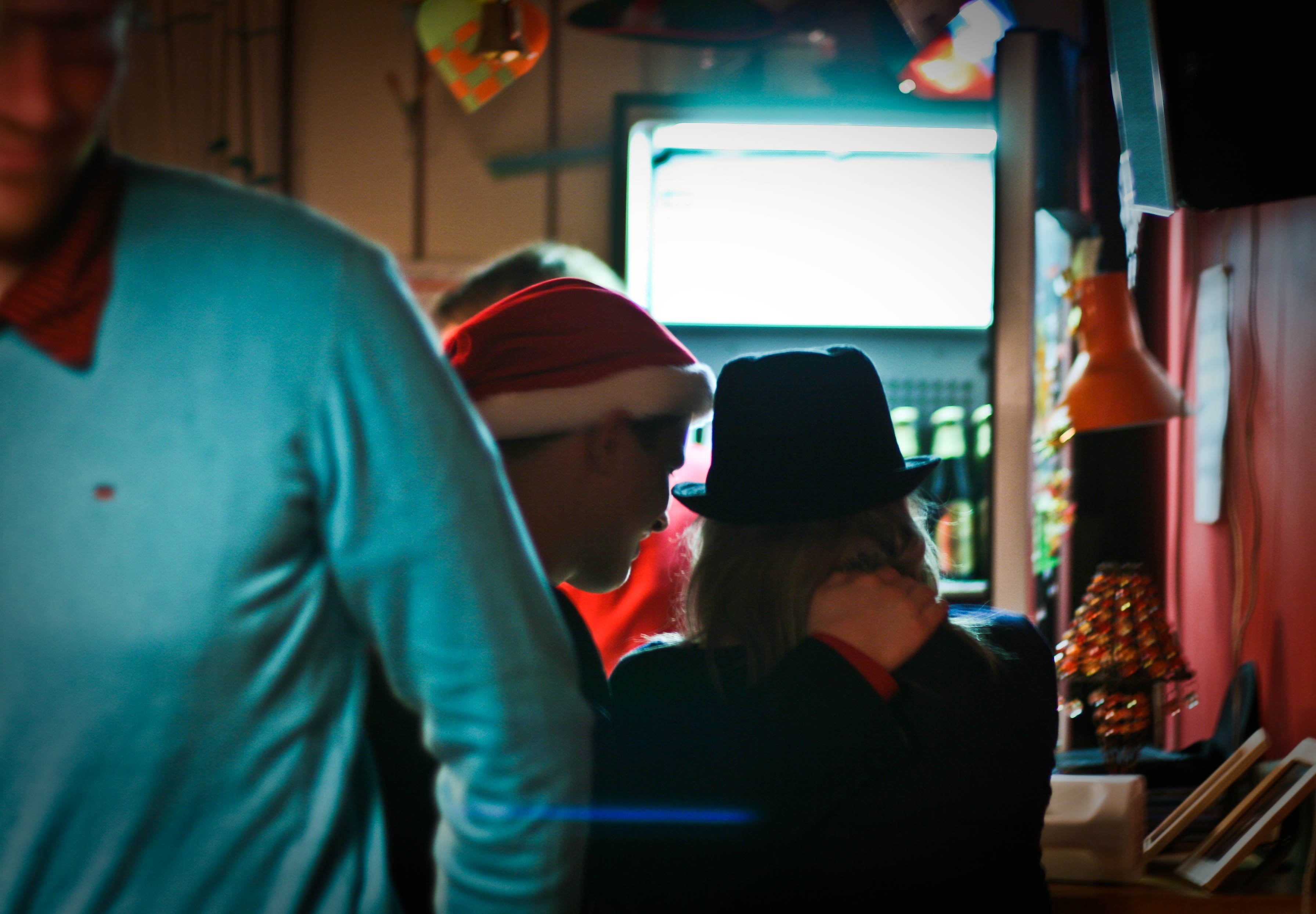 HULLET - Der er trangt i den ene af Saxo Instituttets to fredagsbarer. Men den har plads til både og jul og flirt.