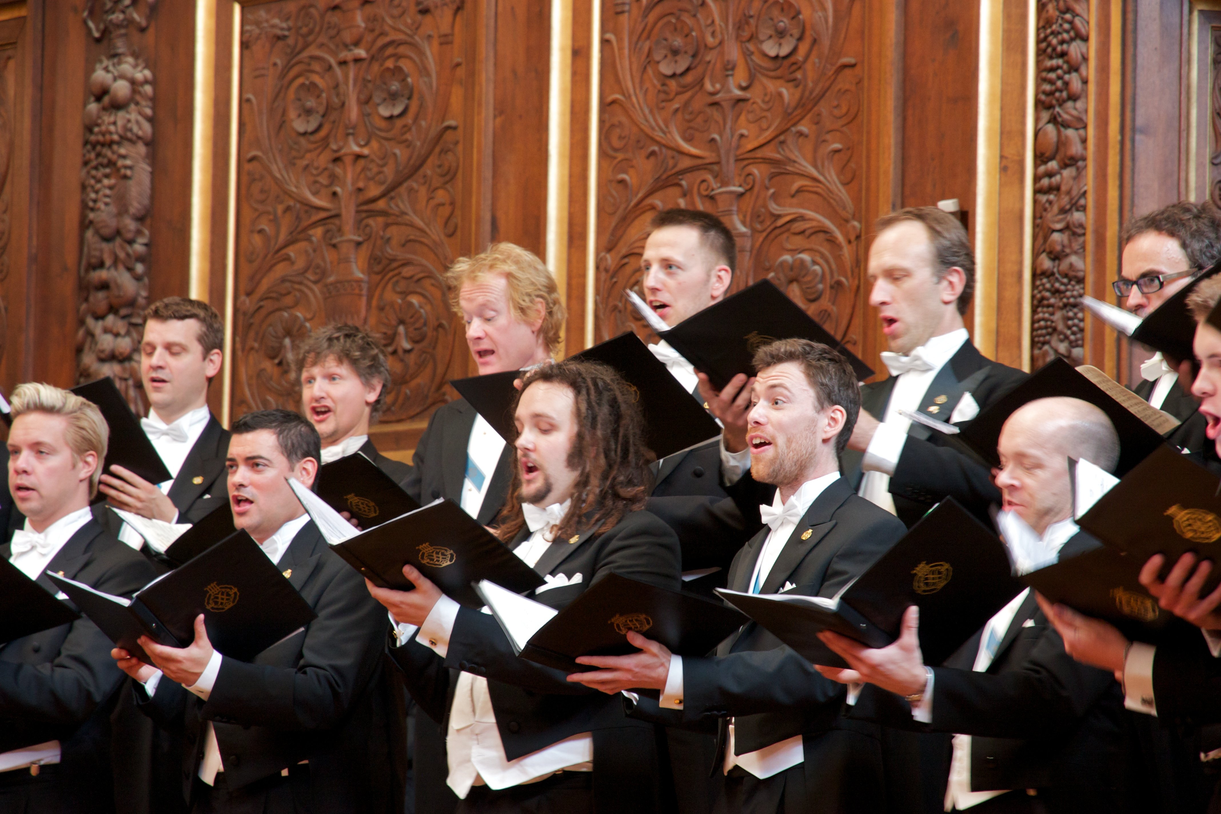 KOR-COMEBACK - Selv den gamle europæiske uni-traver ’Gaudeamus Igitur’, som enhver studentersanger sandsynligvis ville kunne synge rent, uanset hvilken tid på døgnet man vækkede ham, fik helt nyt liv af så massivt et opbud af velsyngende mænd

