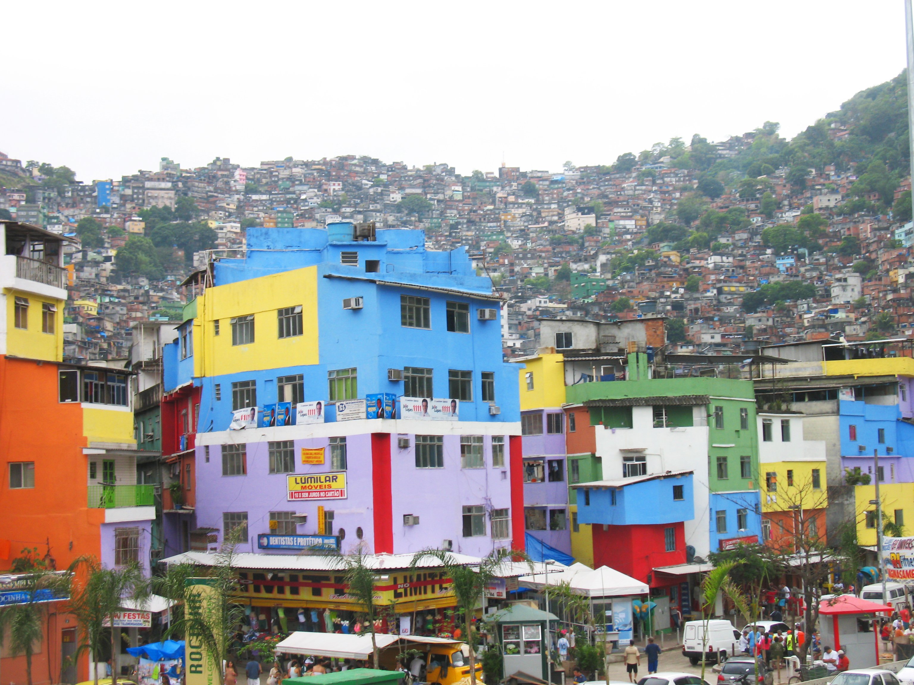 SLUM - Rocinha, en af Rio de Janeiros favelaer. Da favelaens klogeste knægt blev afvist af universitetet, gik han ikke uden for en dør i flere måneder.