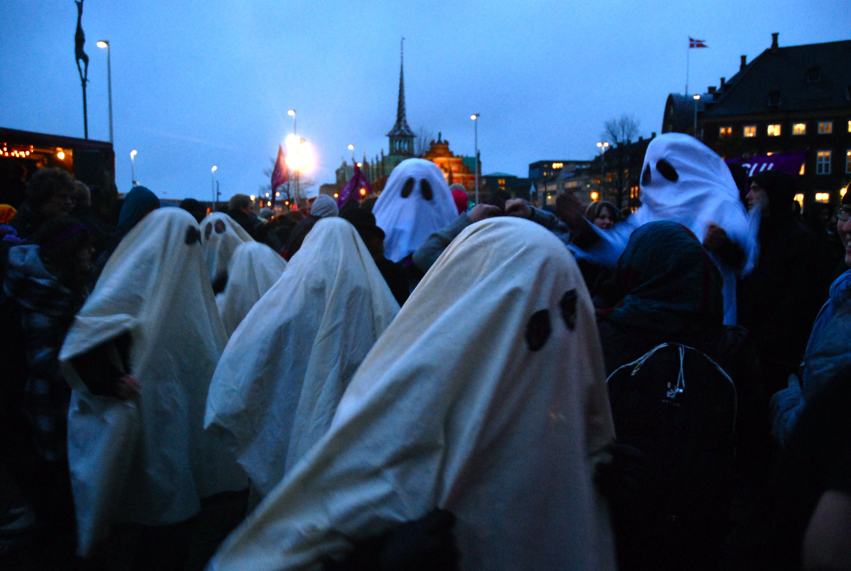 SU-SPØGELSER – Regeringens SU-udspil er skræmmende, mener pædagogstuderende, som her ses til demonstrationen udklædt som spøgelser af de uhyggelige besparelser, som er begyndt at dukke op på deres uddannelse.