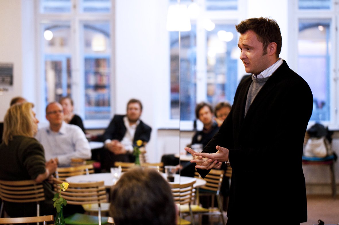 NØRDEN - Socialdemokraternes Dan Jørgensen blev valgt ind i Europa-Parlamentet, mens han stadig var studerende. De fleste studerendes interesse for europæisk integration begrænser sig tilsyneladende til græsk polkafest.