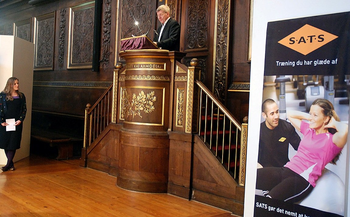 FIT FOR FIGHT - Studiemesse 2010 er nu klar til at tage imod studerende og andre interesserede i Festsalen, efter at rektor Ralf Hemmingsen og formand for Studenterrådet Ea Busch-Petersen åbnede arrangementet i morges. 