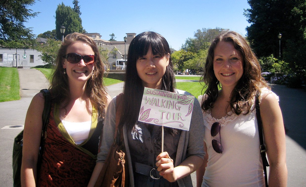 Maria Markmann fra KU til højre i billedet på UC Berkeley i Californien, USA, sammen med to andre udvekslingsstuderende, Rachel og Joanna, i en arbejdsgruppe om bæredygtighed for universiteter. 