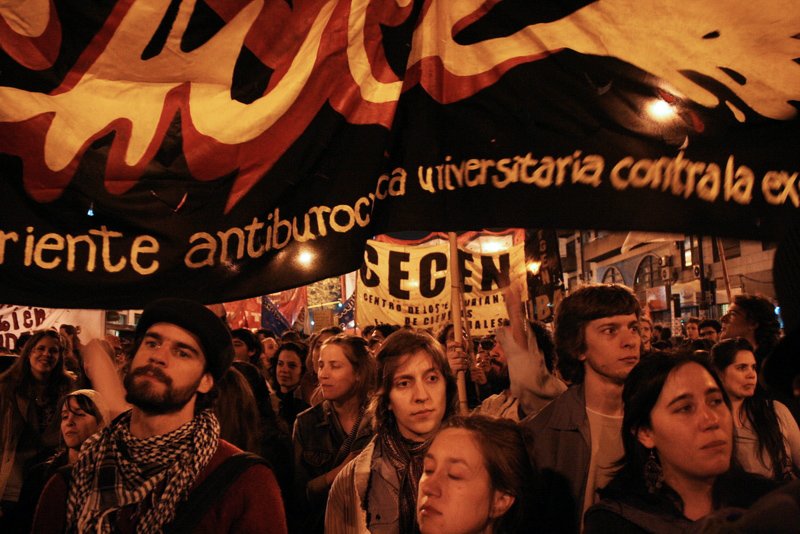 ARGENTINA - Studerende blokerede Buenos Aires Universitet i 45 dage. Officielt for at få forbedret de usle forhold på universitetet, men blokaden blev hurtigt en del af en større, ideologisk kamp, som var fremmed for mange studerende.