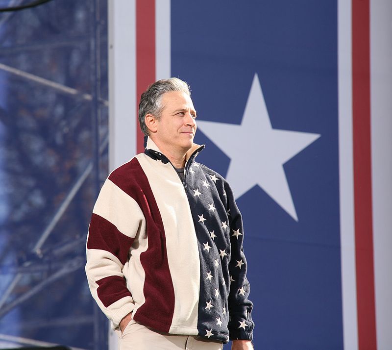 AKTIVIST? - Sammen med kollegaen Stephen Colbert går Jon Stewart på en tynd linje mellem komik og politisk aktivisme. Vores reporter på udlandsophold var med til protestmarch.