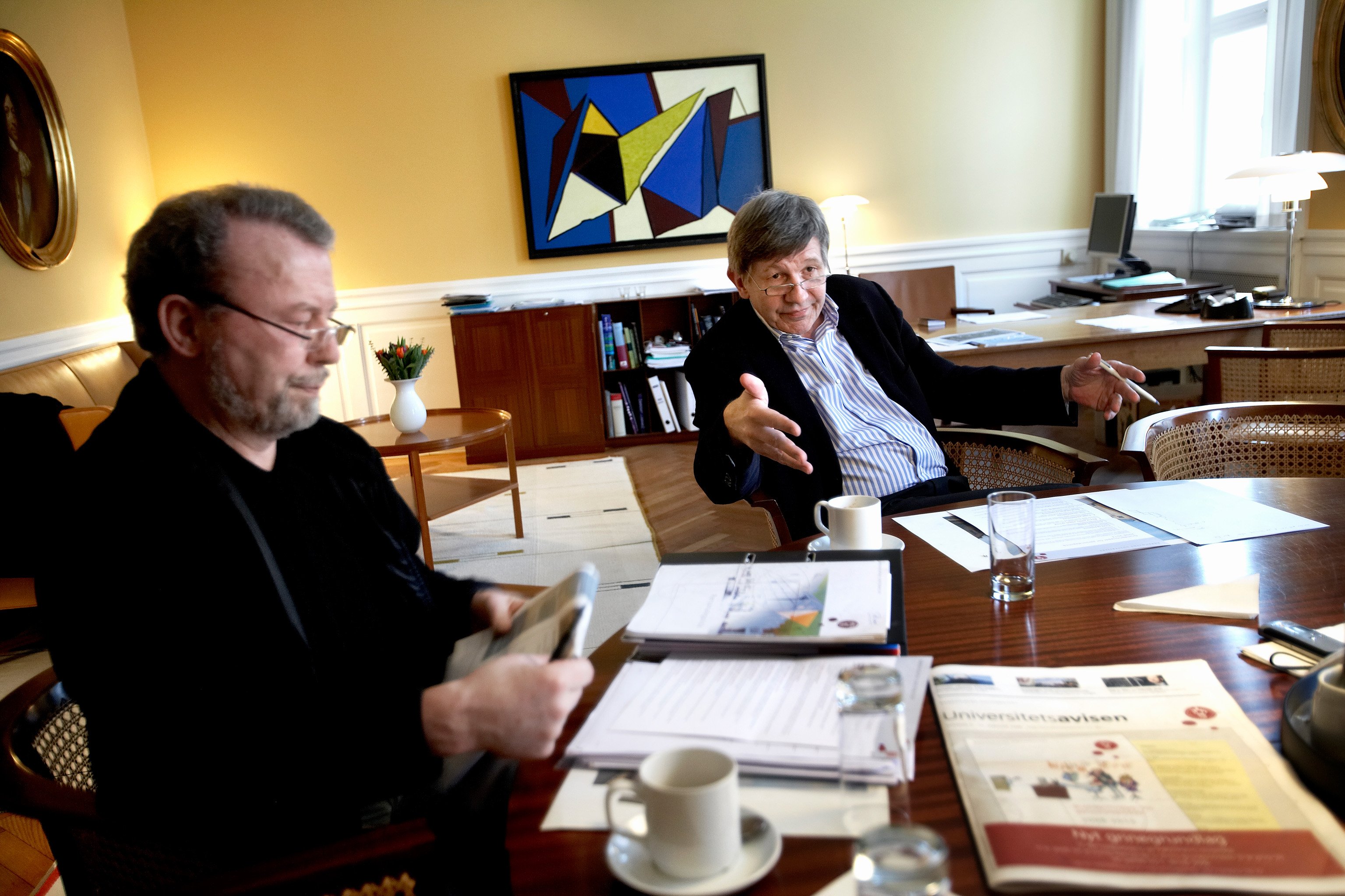 Poul Erik Krogshave, staff representative, in conversation with Rector Ralf Hemmingsen