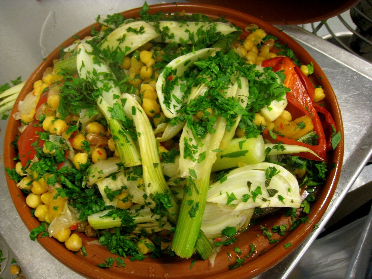 TAGINE - Indholdet af taginen, efter en god rum tid på blusset. Krydderurterne væltes i som det absolut sidste for at bevare friskheden.