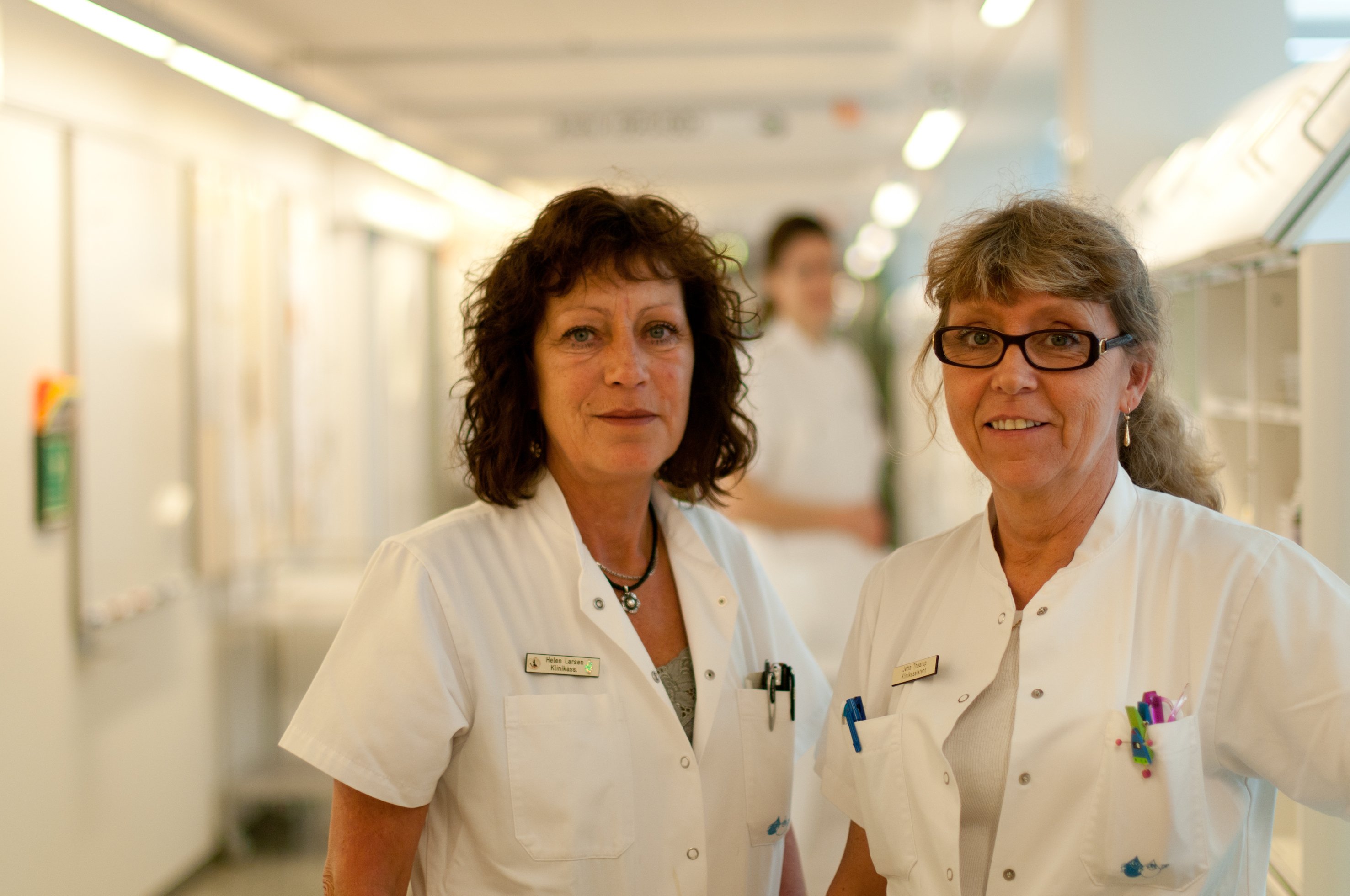 TILBAGEGANG - Klinikassistenterne Helen Langstrup Larsen, til venstre, og Jette Dejeal-Thaarup frygter for Tandlægeskolens fremtid, efter det er blevet meldt ud, at skolen skal igennem en ny stor sparerunde. 