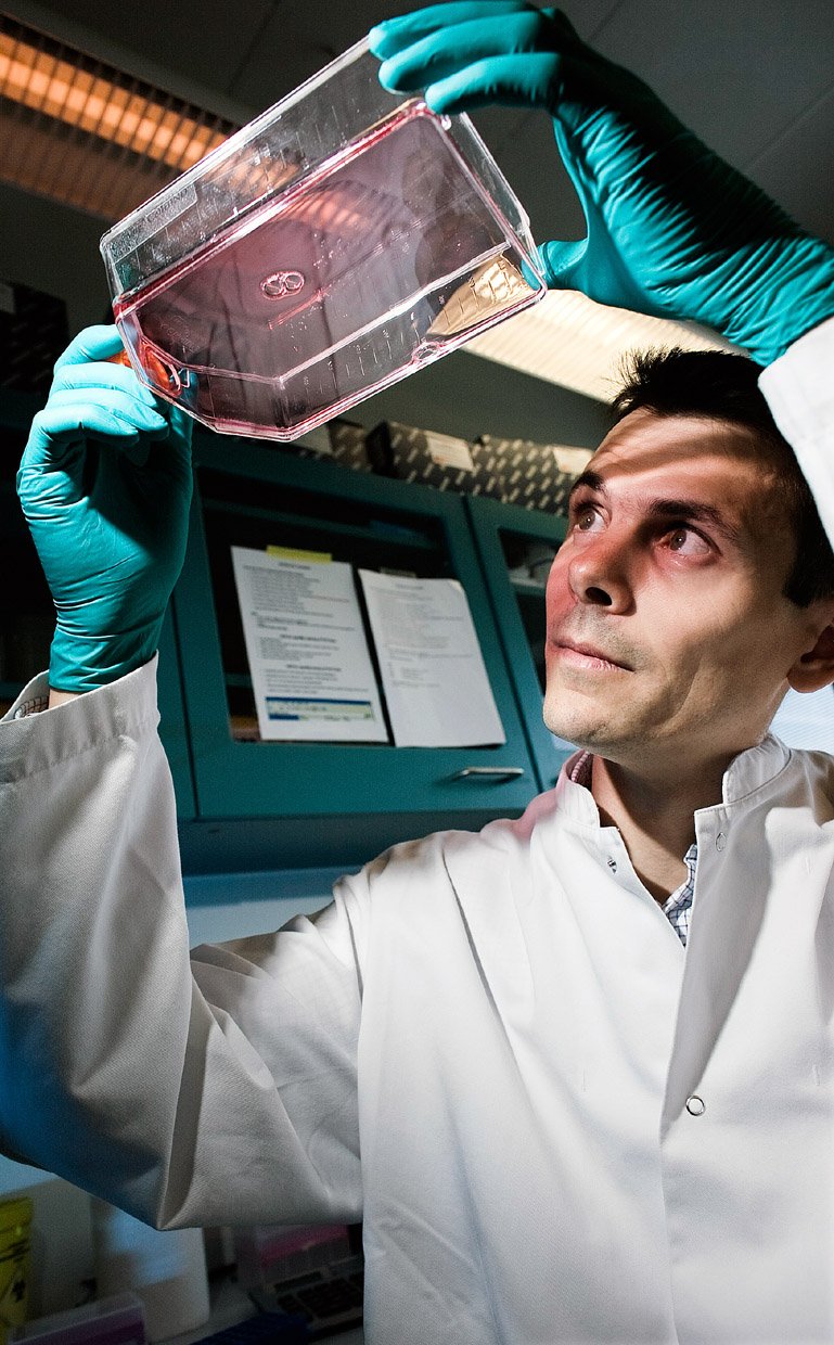 KIG GENNEM NØGLEHULLET – Professor Hans Bräuner-Osborne i laboratoriet på udkig efter celler der udtrykker nye låse.