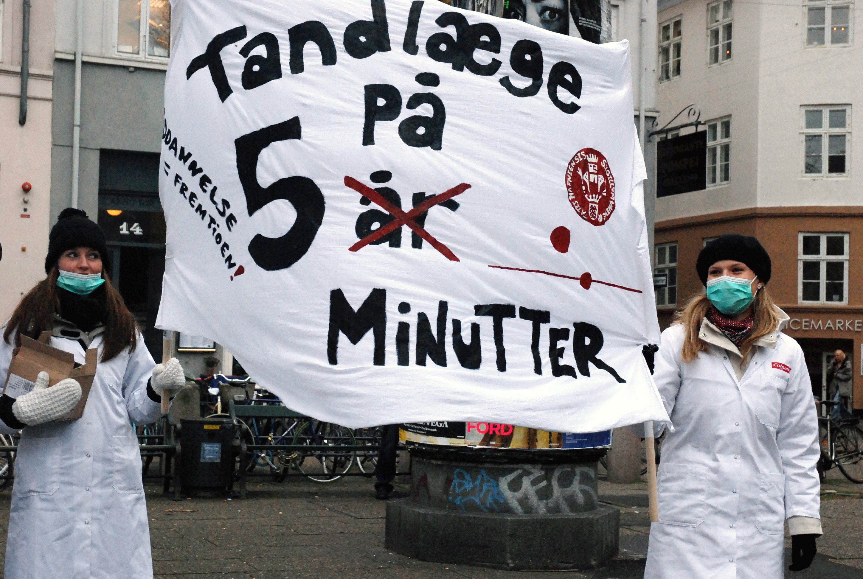 BUDGET 2011 - Omkring 50 tandlægestuderende fra Københavns Universitet var trukket i kitlerne og samledes på Kultorvet for at vise deres utilfredshed med, at deres institut skal spare ti millioner kroner den 17. november. 