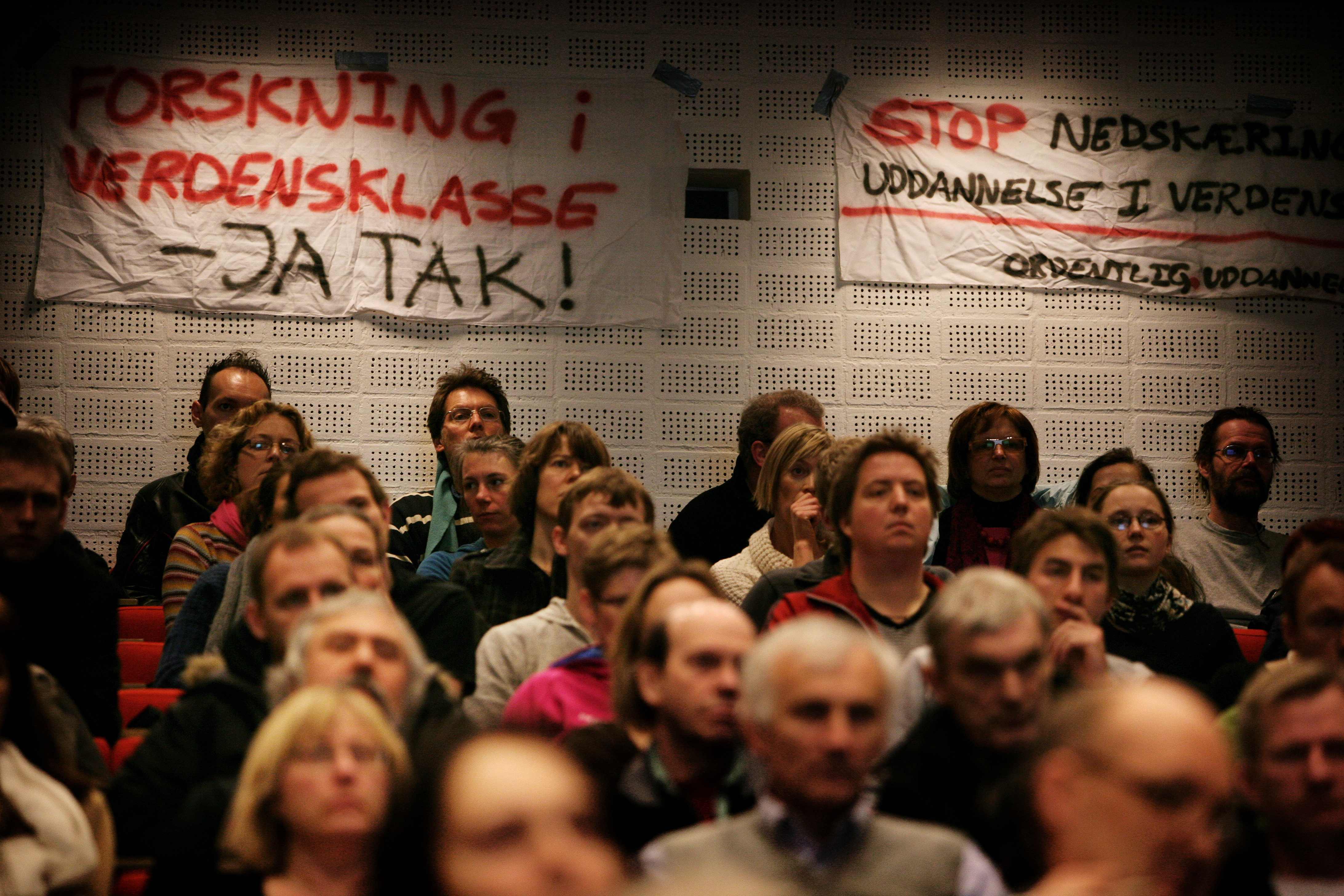 KRISESTEMNING - 35 stillinger er i farezonen på Humaniora. Billedet er fra et krisemøde på KUA i forbindelse med nedskæringerne i 2008.