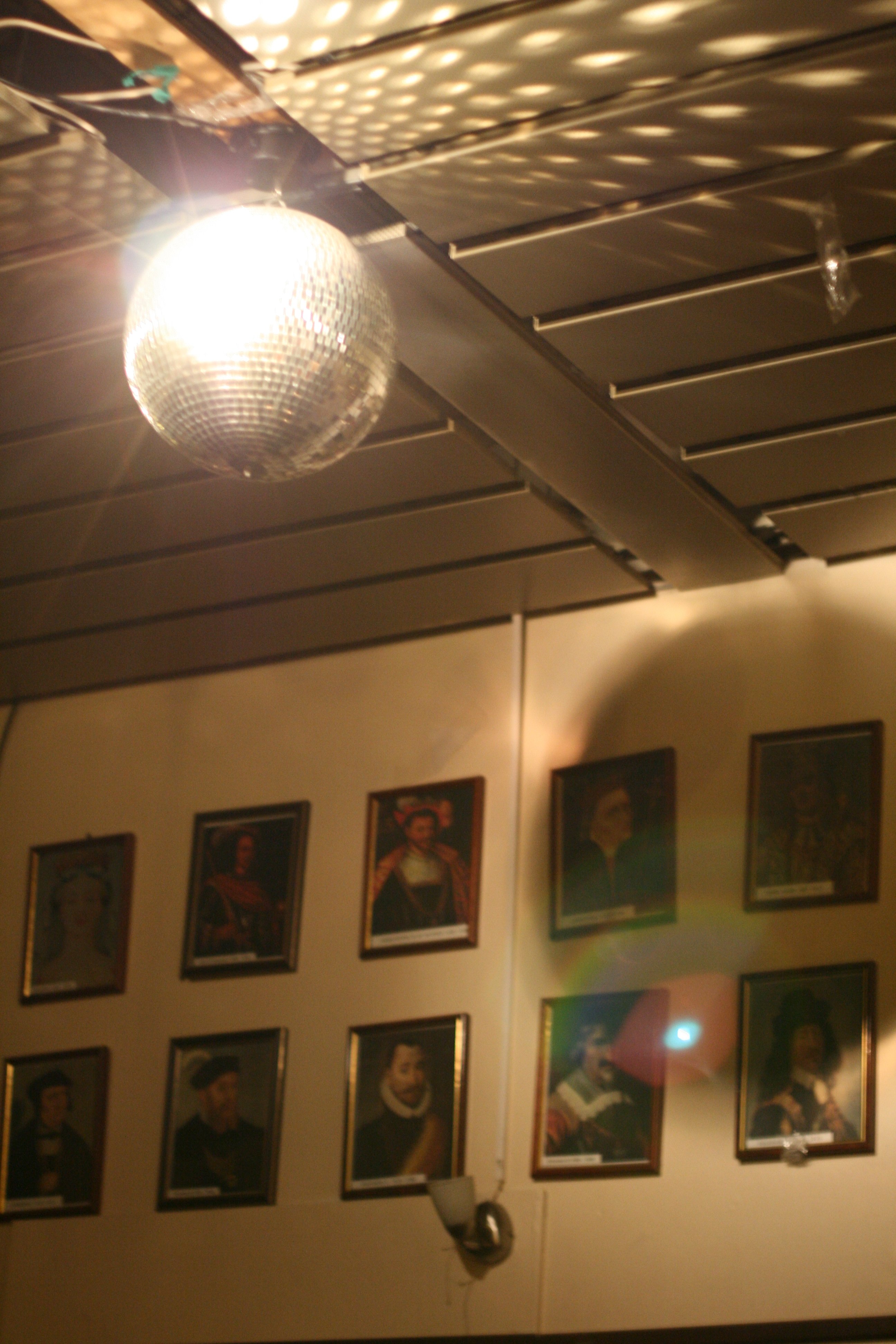 DISKOKONGER - Kongerækken i skæret fra en diskokugle. Historikerne er en blandet flok.