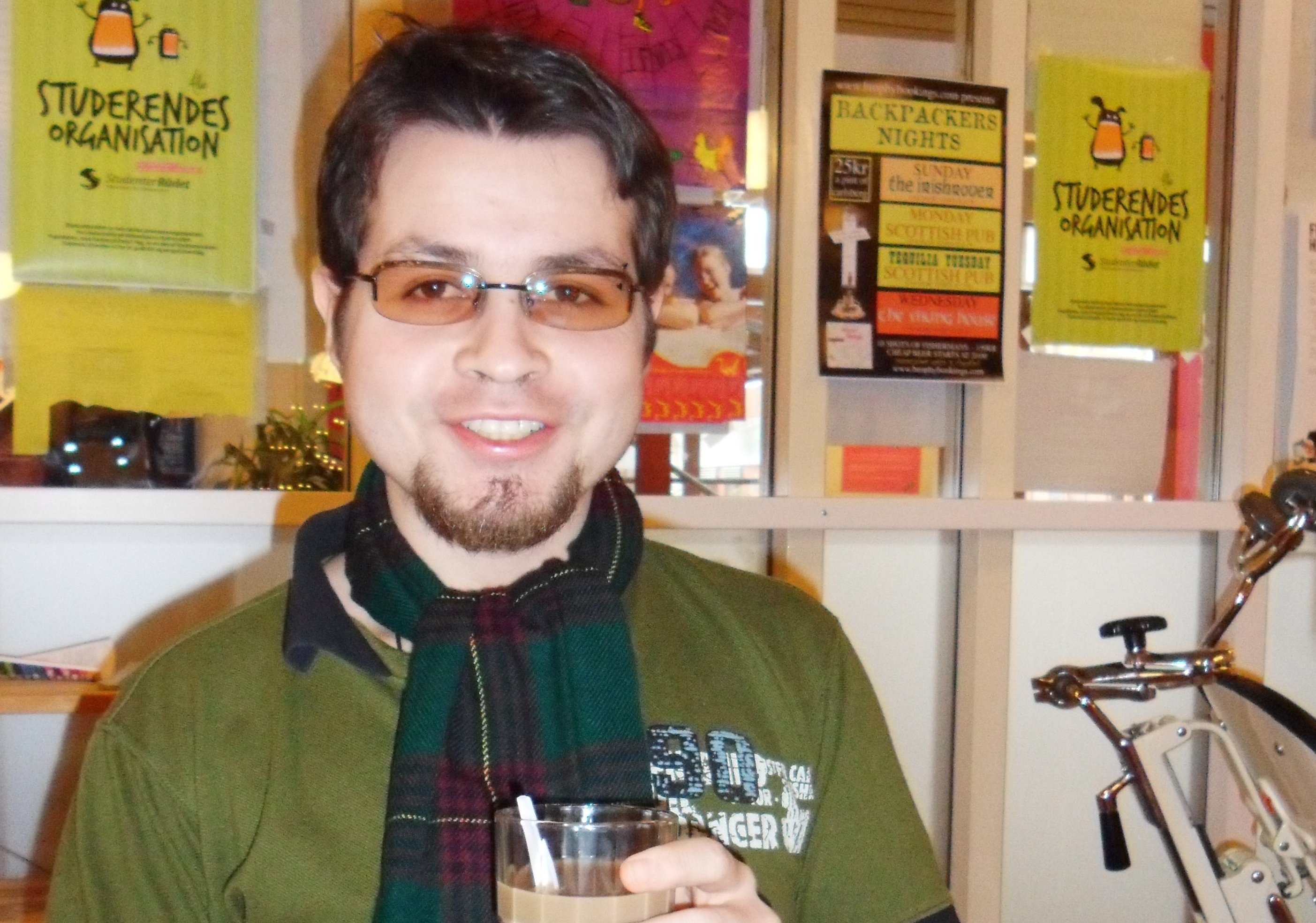 At home, his family eats, laughs, takes pictures, and exchanges presents. In Copenhagen Mauro only has his room and his Skype