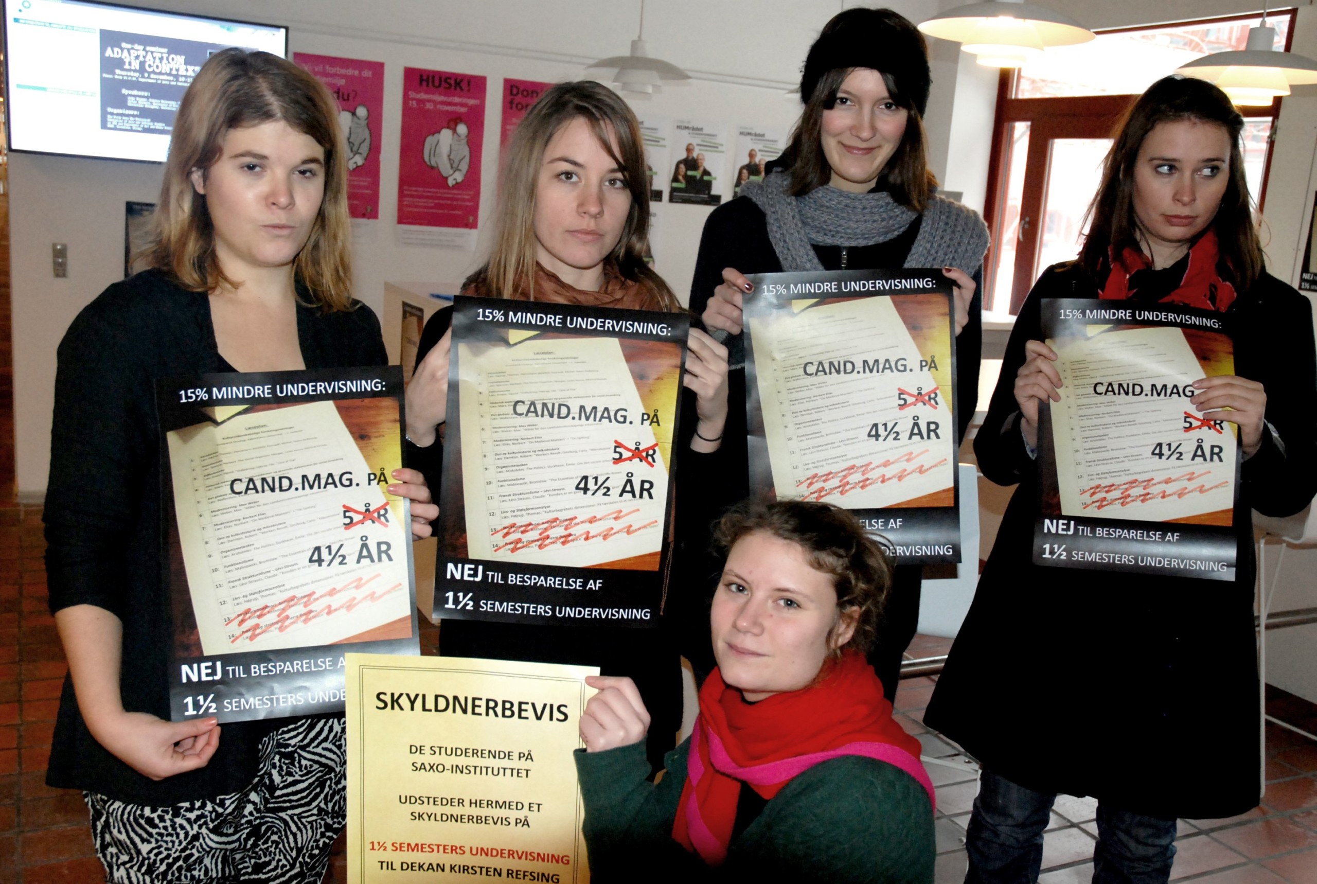 KREDITORER - Studerende fra SAXO-instituttet protesterer over ventede besparelser, der vil skære halvandet semester ud af deres fem års uddannelse.