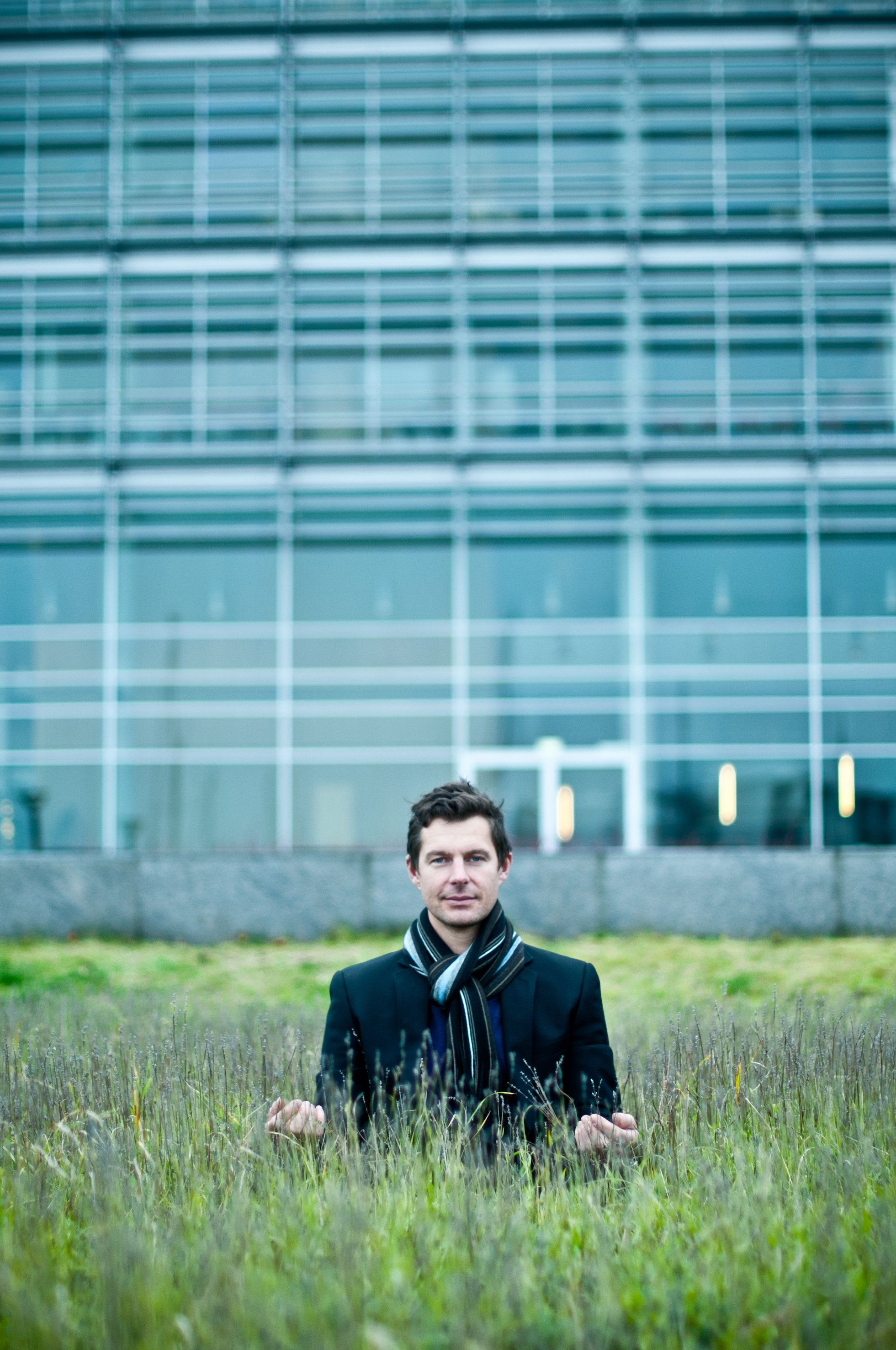 KONSENSUS – Chris har fået sit private og professionelle liv til at smelte i sit firma, som tilbyder workshops i Mindfulness – en teknik, der både rummer hans uddannelse i filosofi og interessen for yoga.