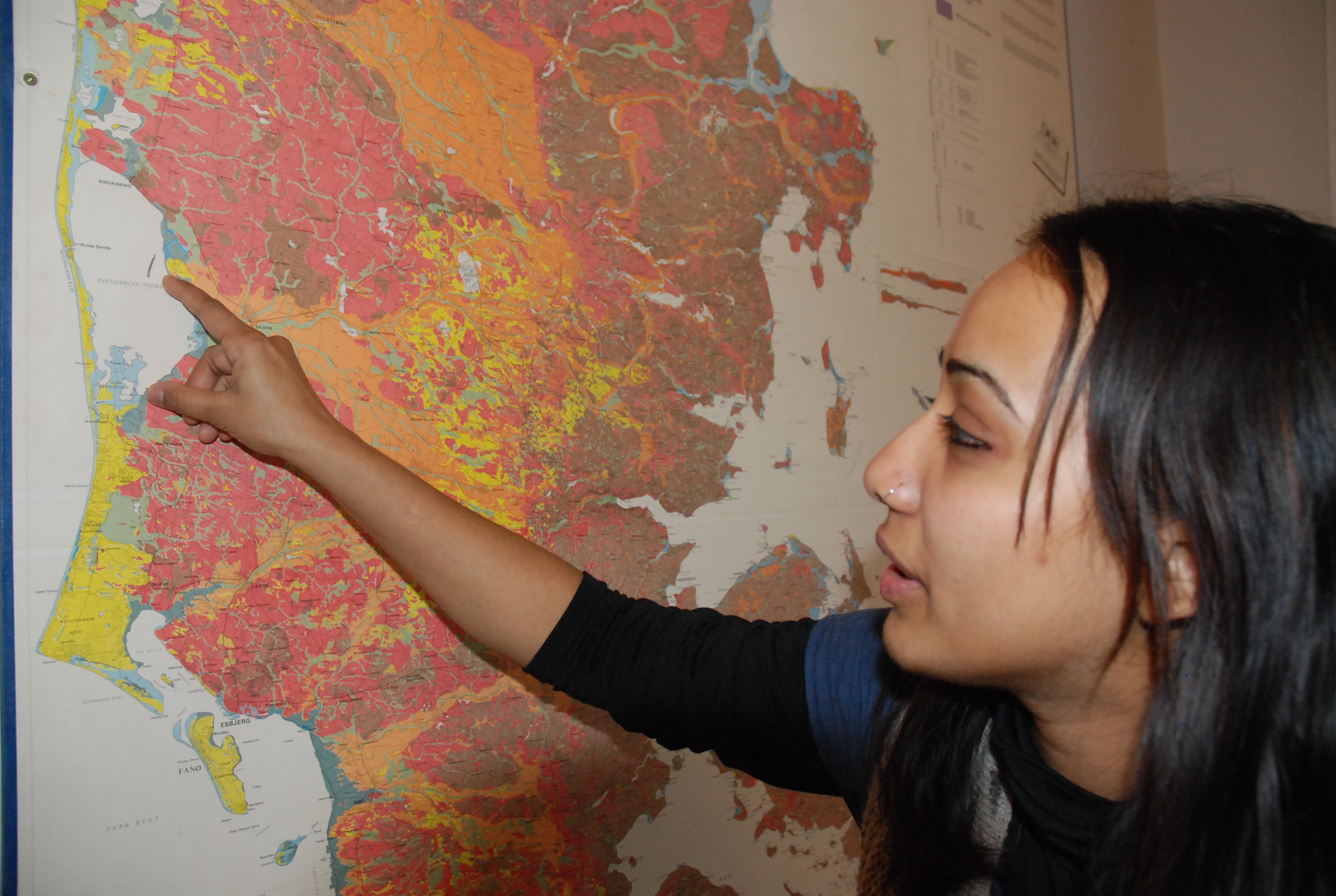 Kinza Haider has experimented with groundwater in the Ringkjøbing Fjord and has seen the devastating effects of flooding in her native country Pakistan