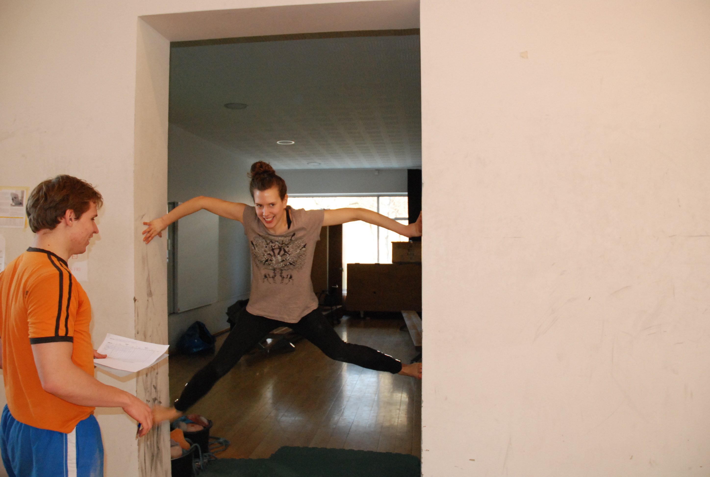 Maya, studying biotechnology, shows how to climb a door